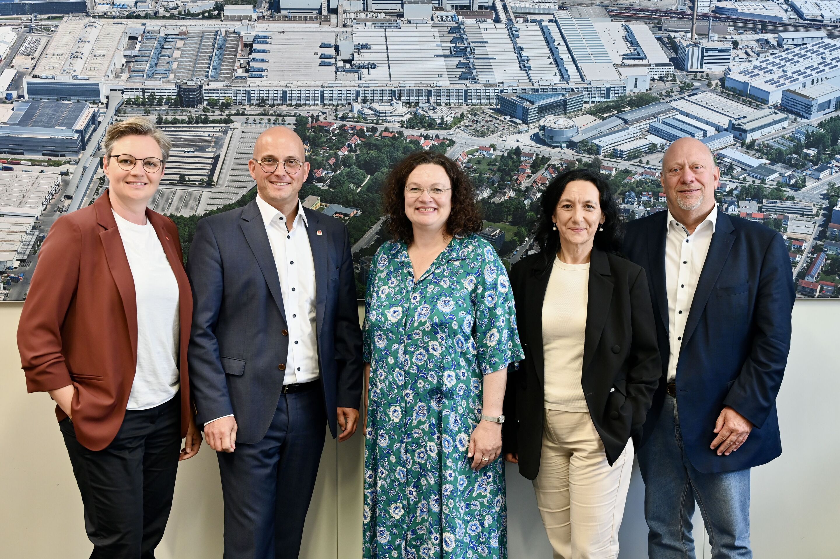 Arbeit und Künstliche Intelligenz im Sinne der Beschäftigten menschlich gestalten - Jörg Schlagbauer, Vorsitzender des Audi Betriebsrats, begrüßt Andrea Nahles, die Vorstandsvorsitzende der Bundesagentur für Arbeit, bei den vier Ringen in Ingolstadt gemeinsam...