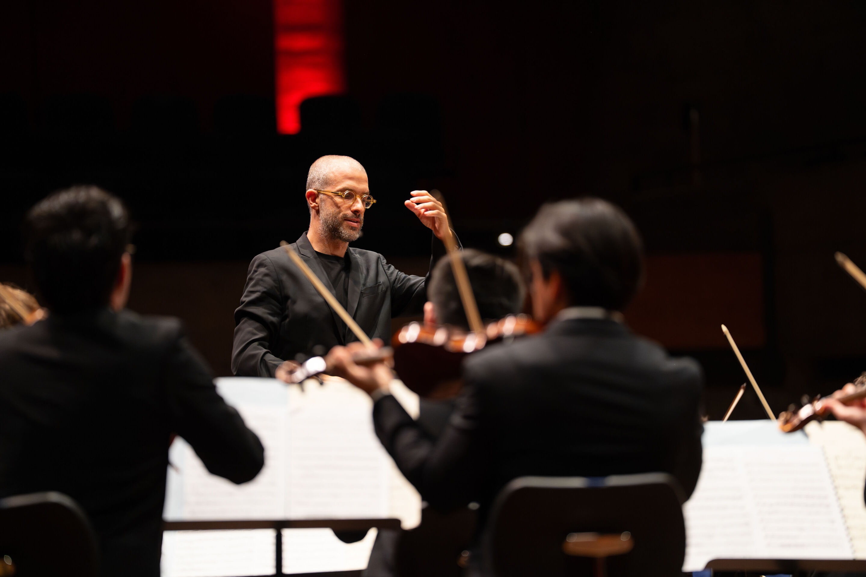 Closing concert with accordion star Martynas Levickis and the Deutsche Kammerphilharmonie Bremen - Conductor Omer Meir Wellber and musicians from the Deutsche Kammerphilharmonie Bremen can be seen on the stage of the Ingolstadt Festival Hall at the final...