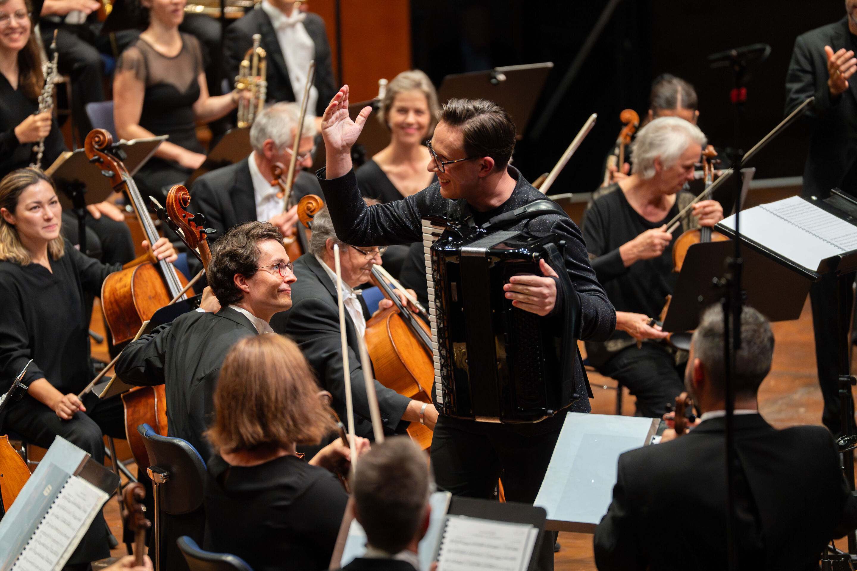 Closing concert with accordion star Martynas Levickis and the Deutsche Kammerphilharmonie Bremen - Accordion star Martynas Levickis on the stage of the Ingolstadt Festival Hall accompanied by the Deutsche Kammerphilharmonie Bremen.