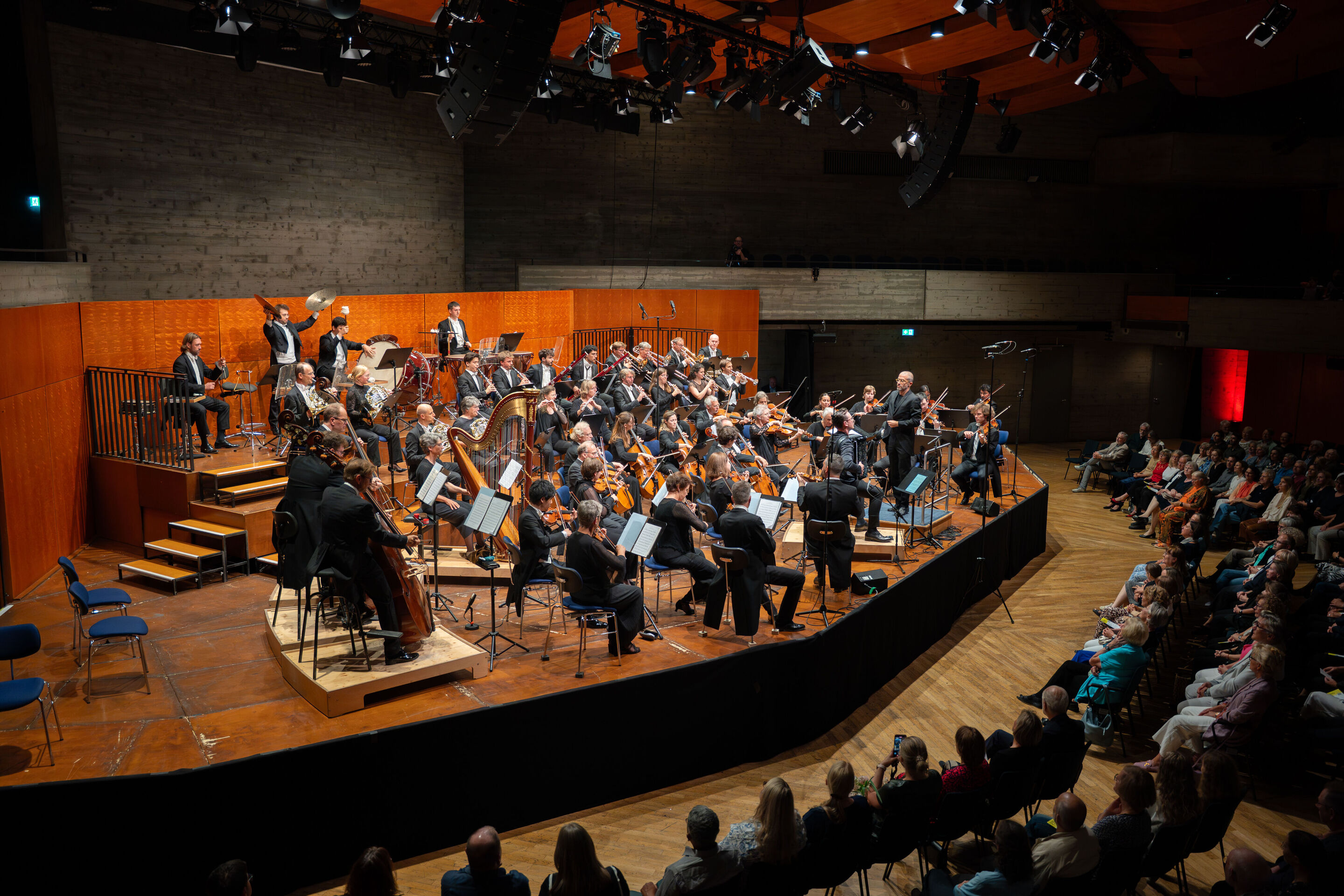 Closing concert with accordion star Martynas Levickis and the Deutsche Kammerphilharmonie Bremen - The view of the Deutsche Kammerphilharmonie Bremen conducted by Omer Meir Wellber from above left on the stage of the Ingolstadt Festival Hall.