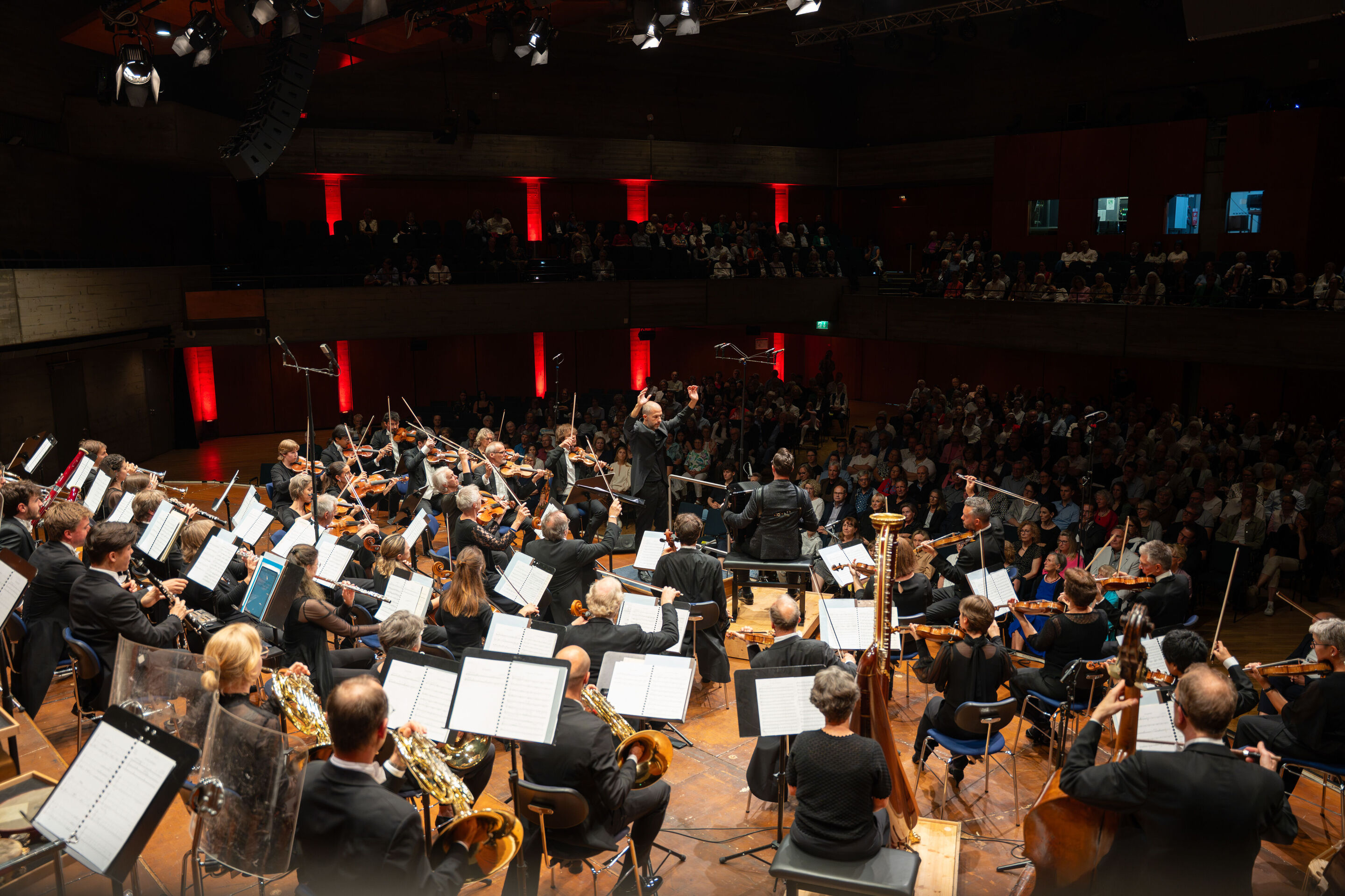 Closing concert with accordion star Martynas Levickis and the Deutsche Kammerphilharmonie Bremen - A bird's eye view of the Deutsche Kammerphilharmonie Bremen, accordion star Martynas Levickis, conductor Omer Meir Wellber and the audience in Ingolstadt's...