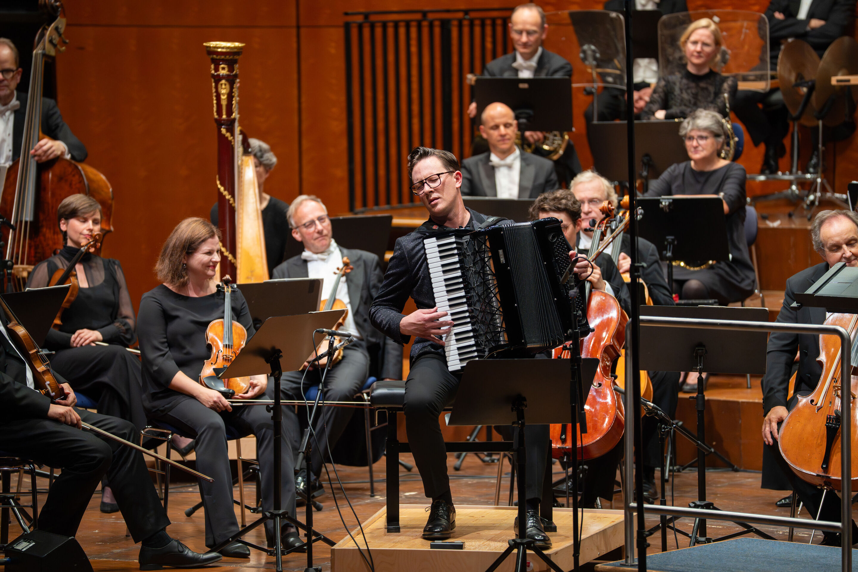 Abschlusskonzert mit Akkordeonstar Martynas Levickis und der Deutschen Kammerphilharmonie Bremen - Akkordeonstar Martynas Levickis inmitten der Deutschen Kammerphilharmonie Bremen auf der Bühne des Festsaals Ingolstadt.