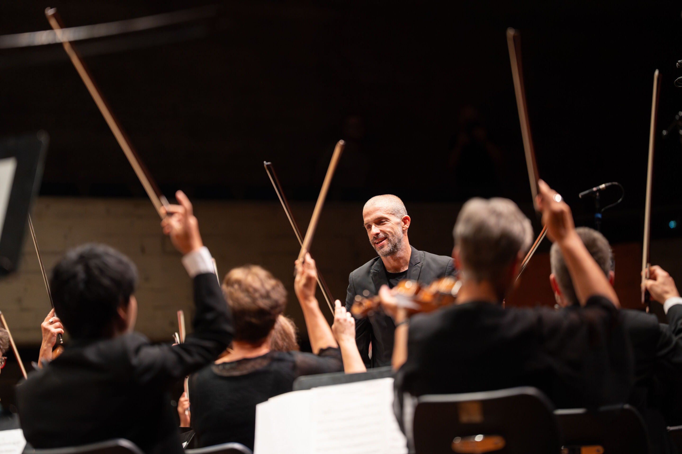 Closing concert with accordion star Martynas Levickis and the Deutsche Kammerphilharmonie Bremen - From the perspective of the Deutsche Kammerphilharmonie Bremen: The view of conductor Omer Meir Wellber on the stage of the Festsaal Ingolstadt.