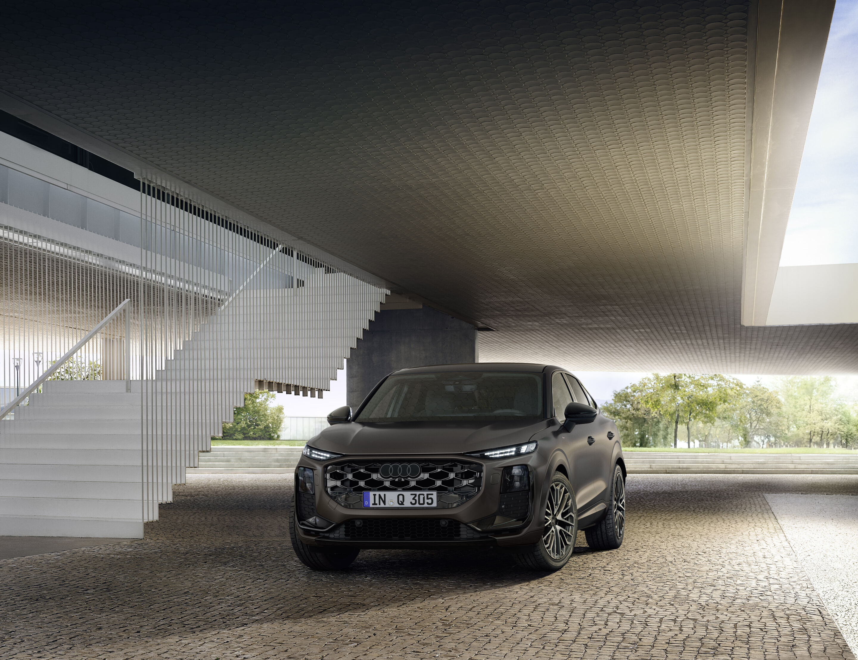 Audi Q3 Sportback - Madeira brown metallic, static outdoor shot, exterior, frontal view