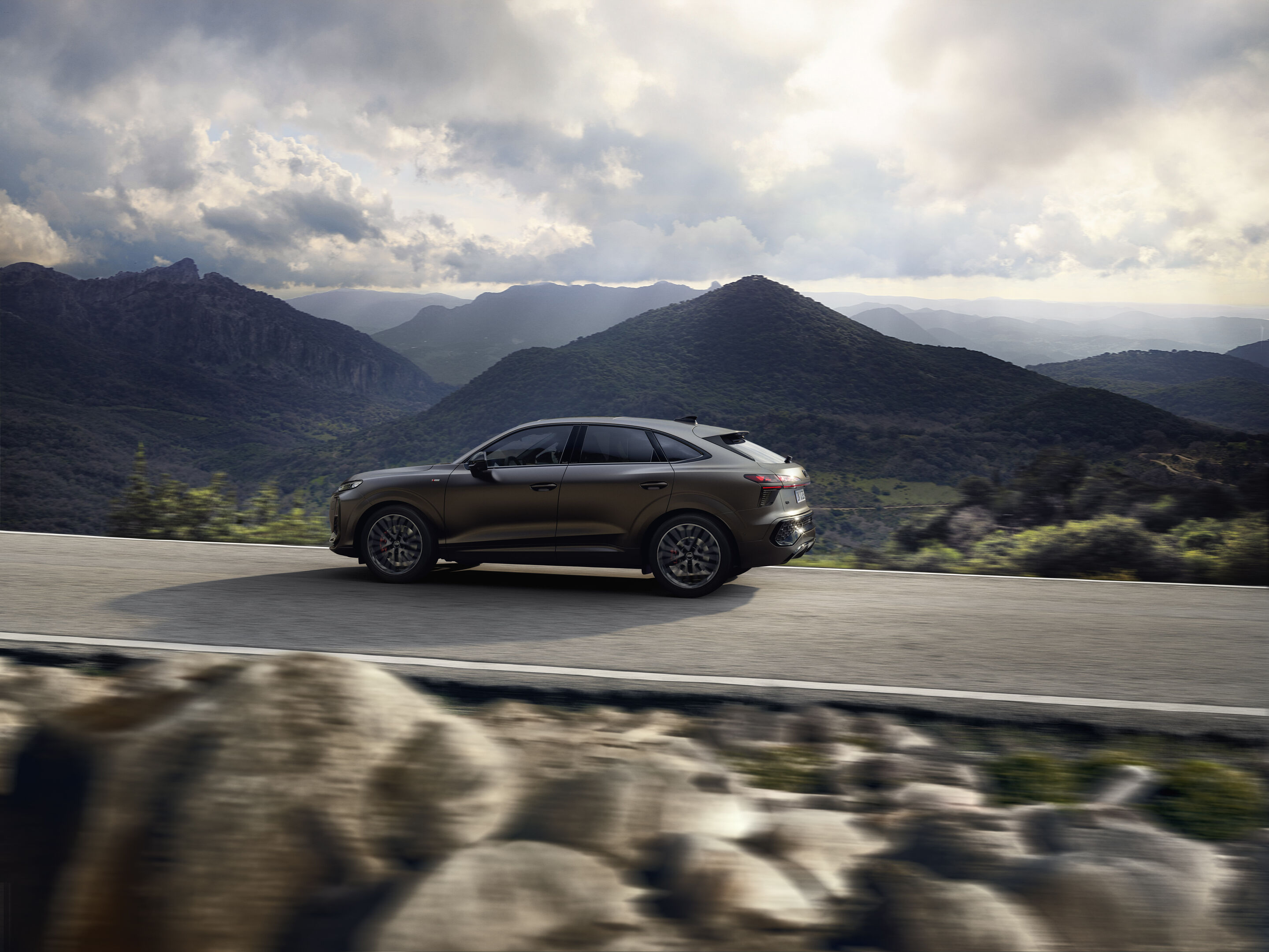 Audi Q3 Sportback - Madeira brown metallic, static outdoor shot, exterior, sideview