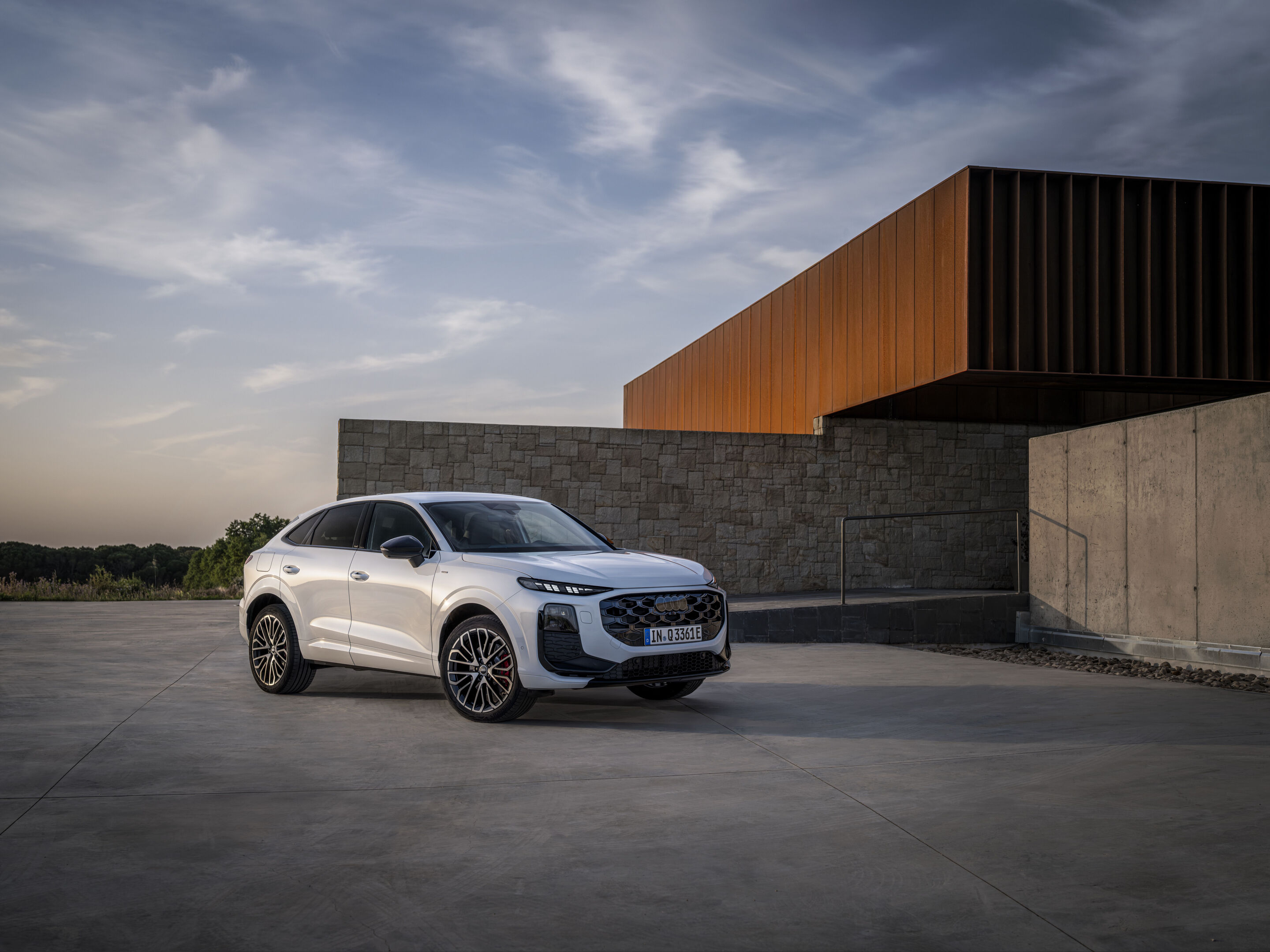 Audi Q3 Sportback e-hybrid - Glacier white metallic, static outdoor shot, exterior, front three-quarter view