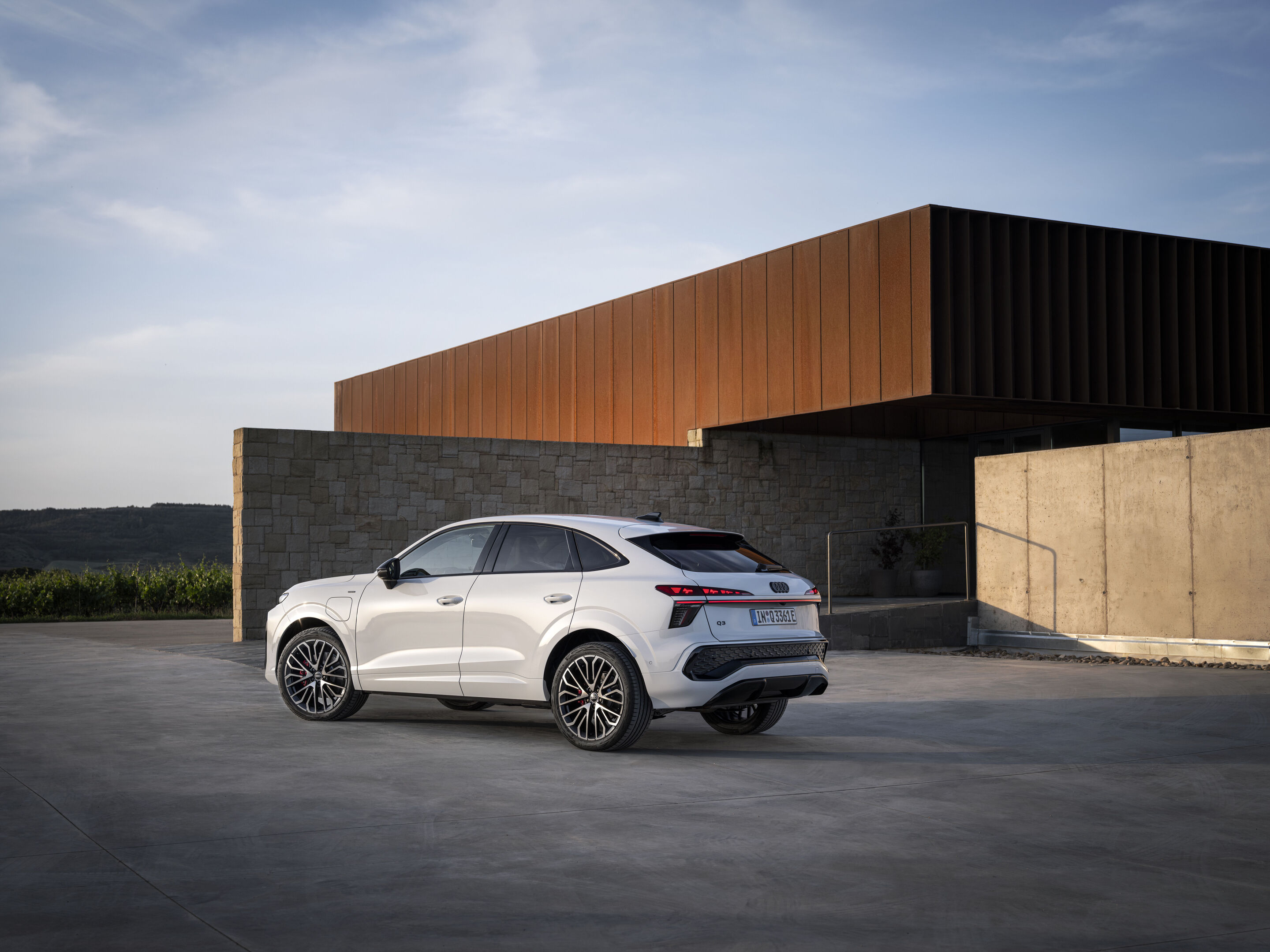Audi Q3 Sportback e-hybrid - Glacier white metallic, static outdoor-shot, exterior, rear three-quarter view