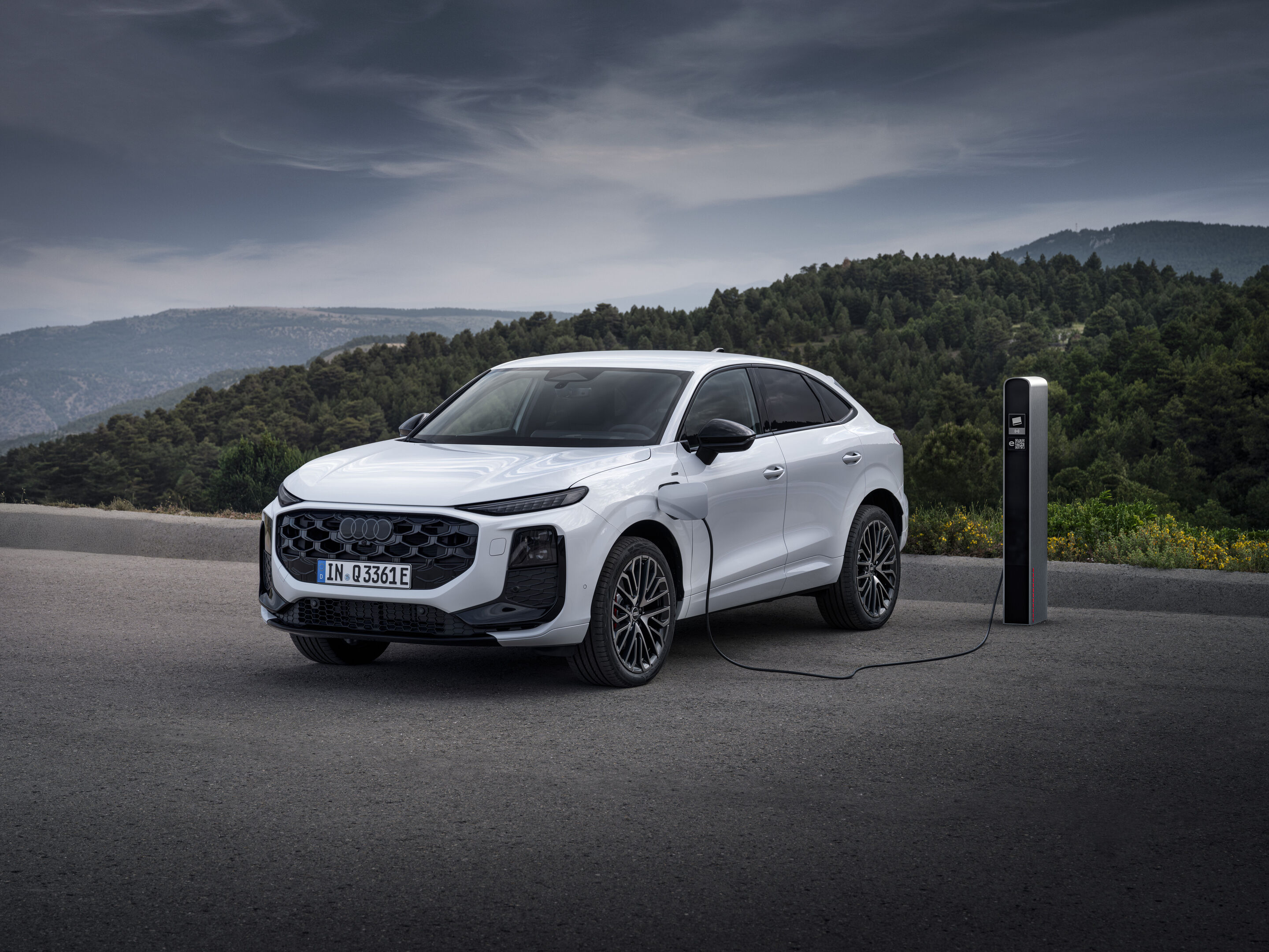Audi Q3 Sportback e-hybrid - Glacier white metallic, static outdoor shot, exterior, front three-quarter view