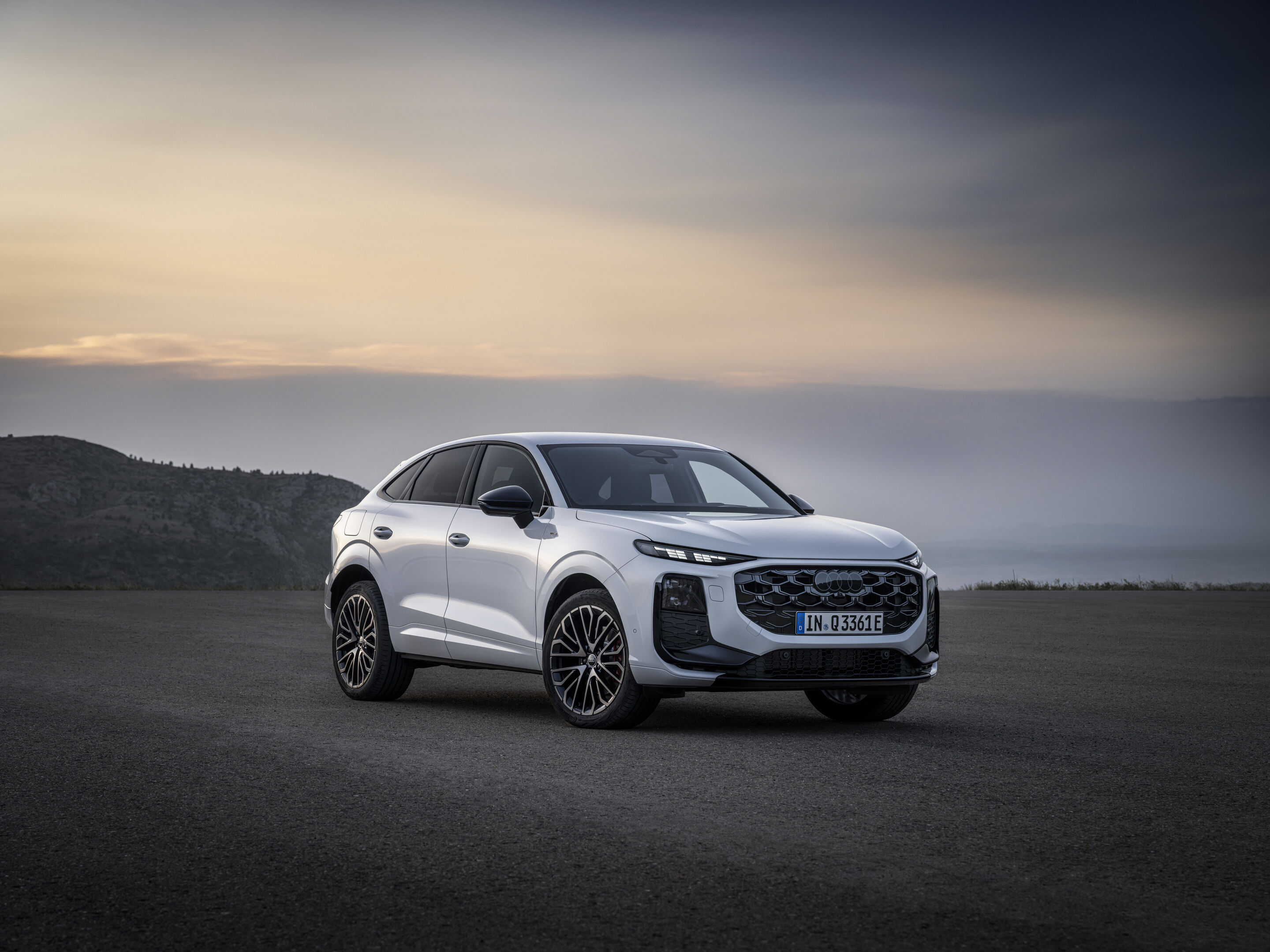 Audi Q3 Sportback e-hybrid - Glacier white metallic, static outdoor shot, exterior, front three-quarter view