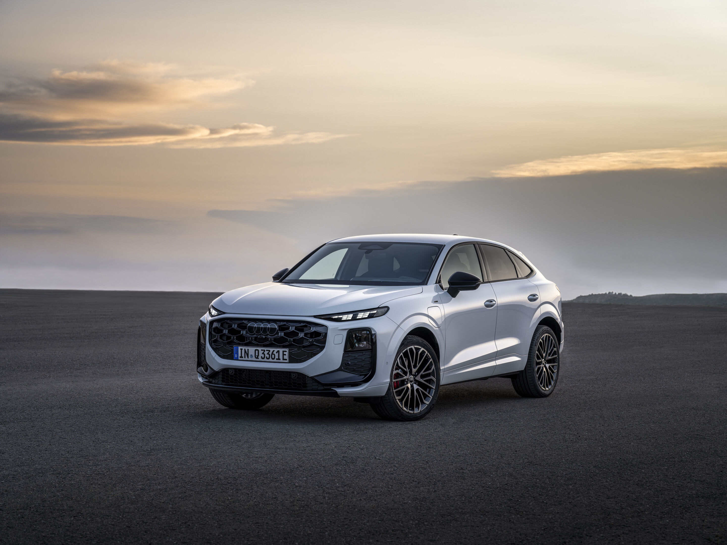Audi Q3 Sportback e-hybrid - Glacier white metallic, static outdoor shot, exterior, front three-quarter view