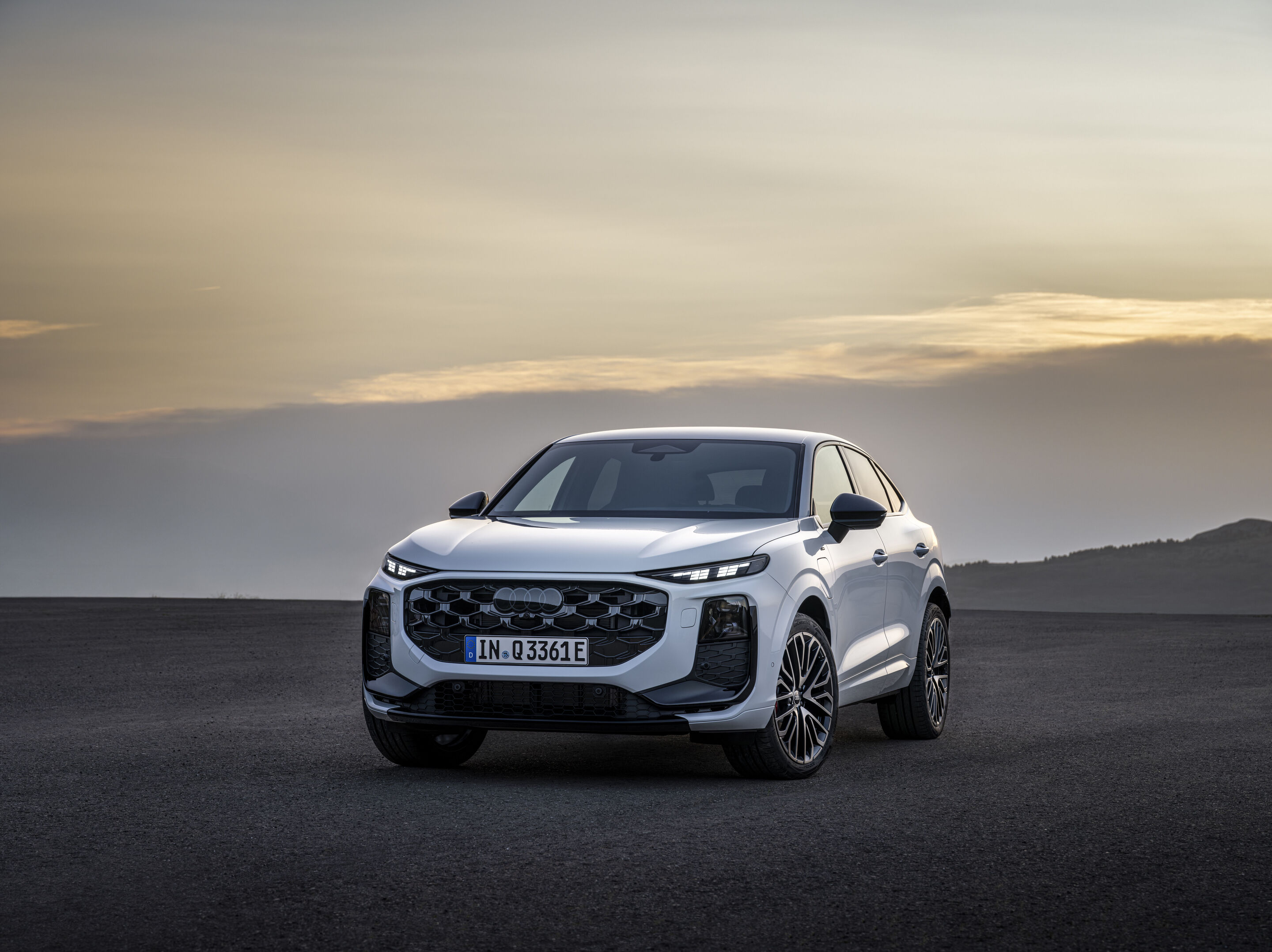 Audi Q3 Sportback e-hybrid - Glacier white metallic, static outdoor shot, exterior, frontal view