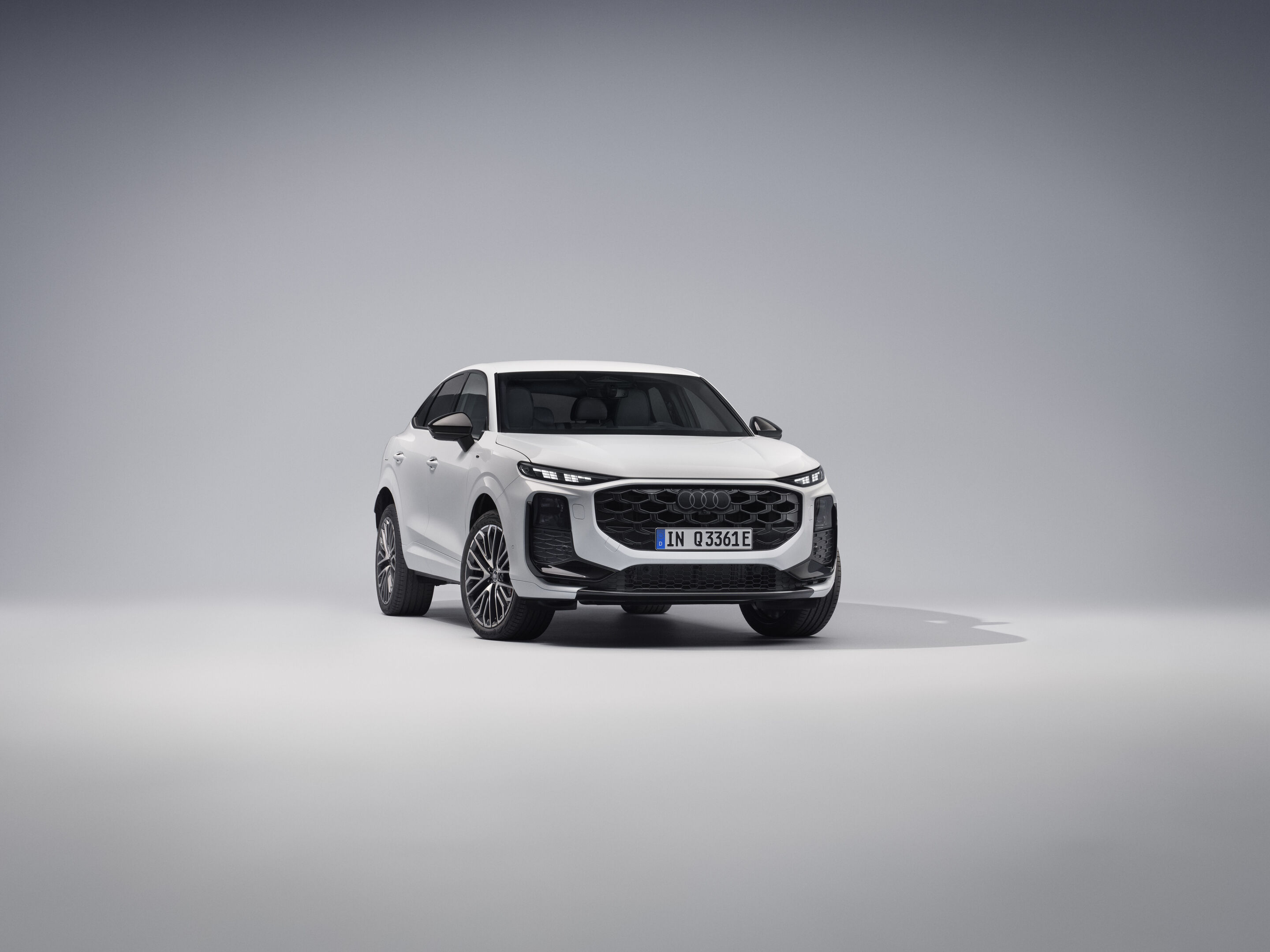 Audi Q3 Sportback e-hybrid - Glacier white metallic, static studio shot, exterior, frontal view