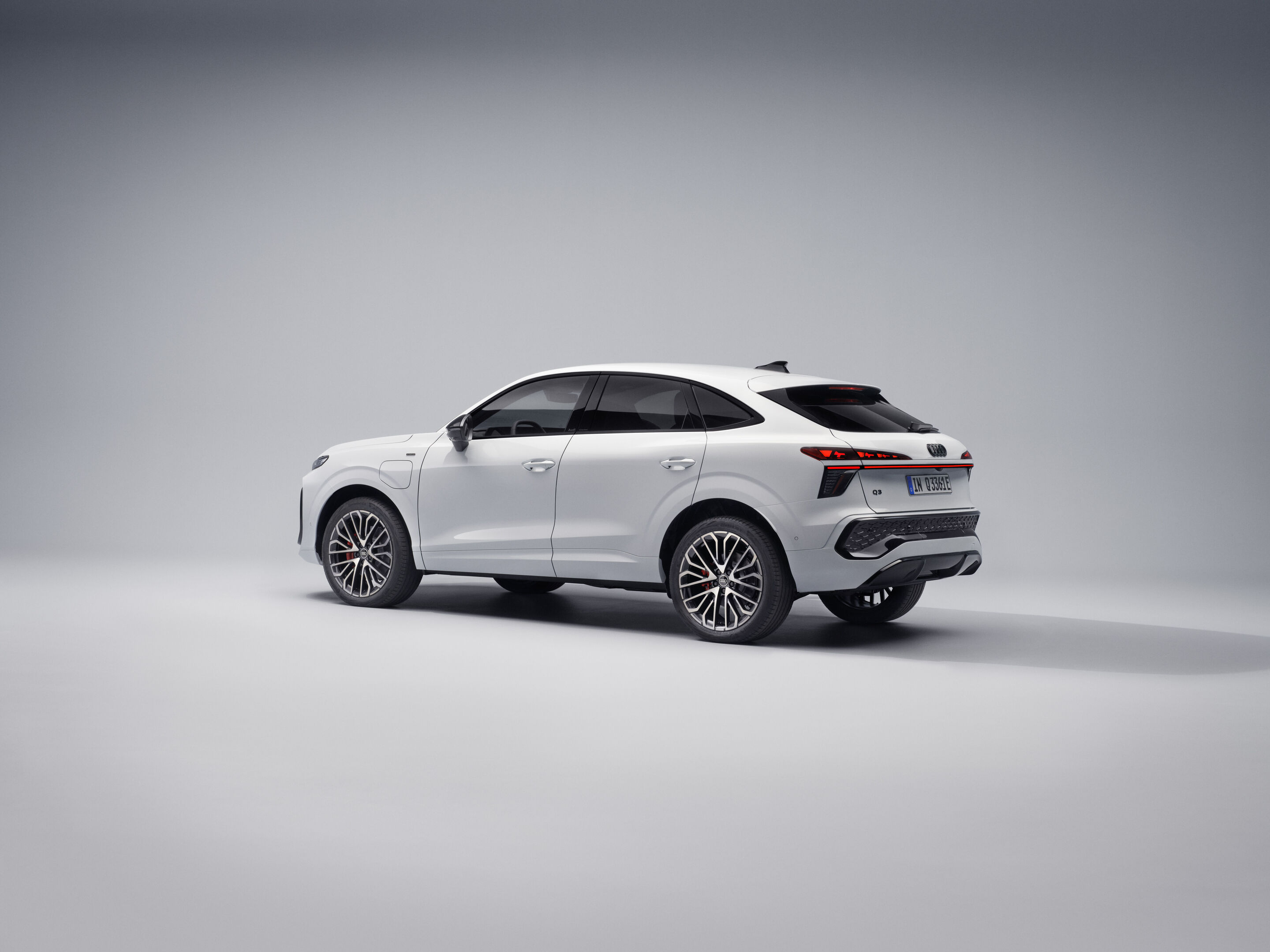 Audi Q3 Sportback e-hybrid - Glacier white metallic, static studio shot, exterior, rear three-quarter view