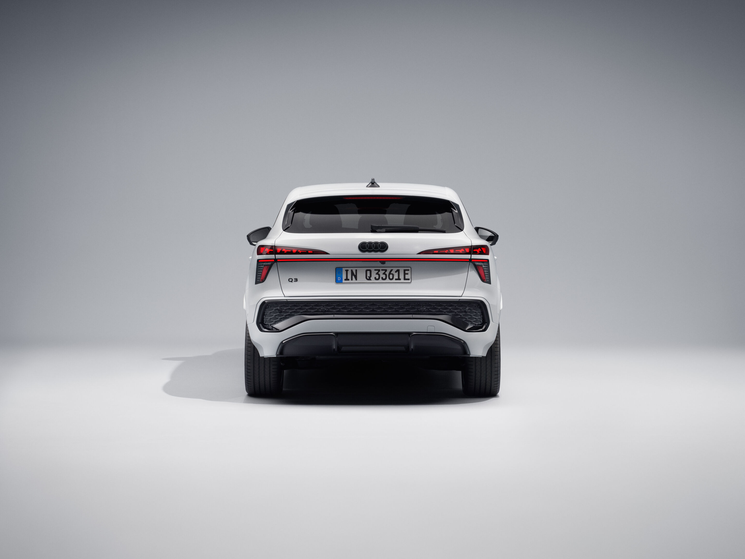 Audi Q3 Sportback e-hybrid - Gletscherweiß Metallic, Studio-Standaufnahme, Exterieur, Heckansicht