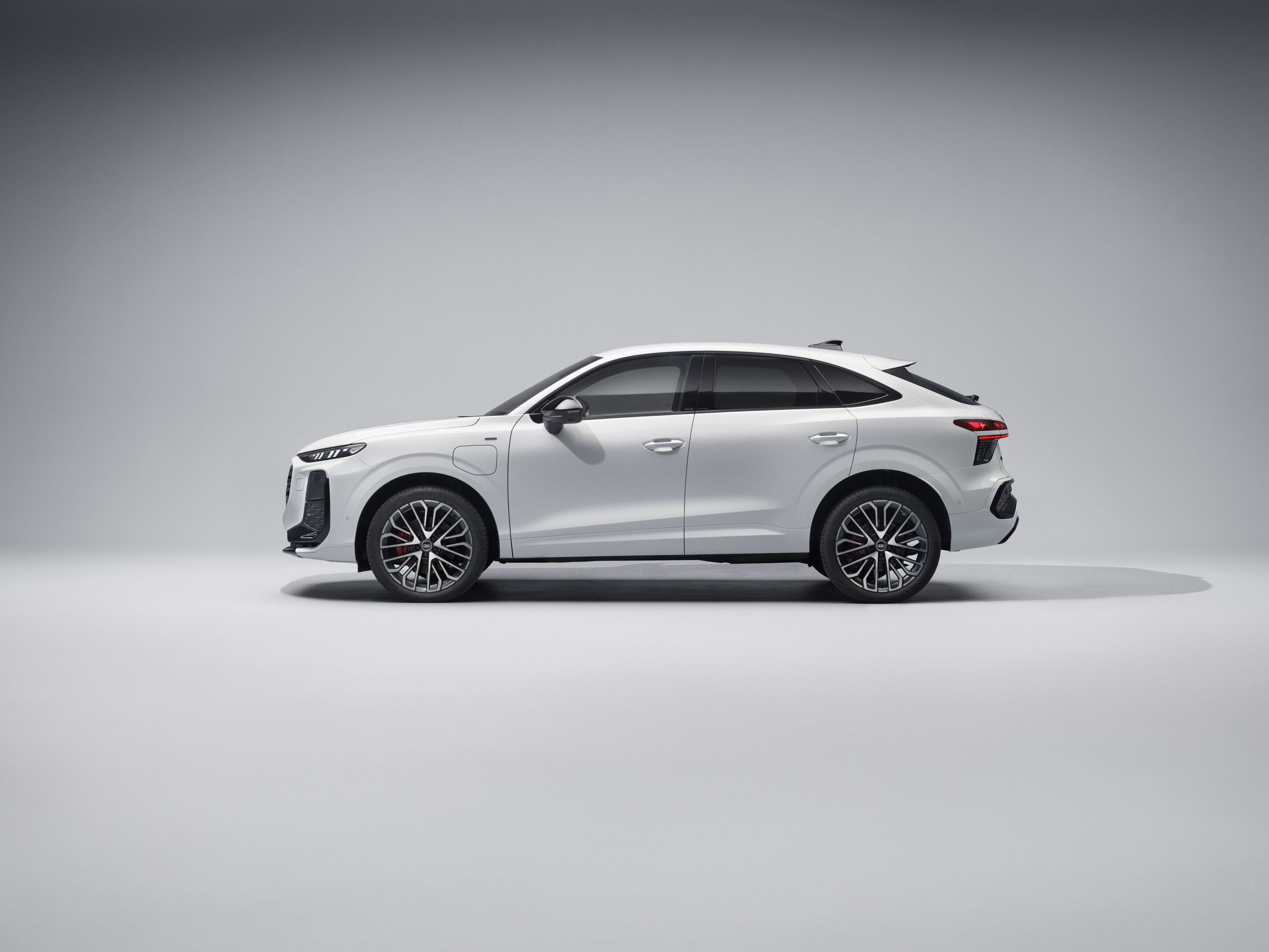 Audi Q3 Sportback e-hybrid - Gletscherweiß Metallic, Studio-Standaufnahme, Exterieur, Seitenansicht