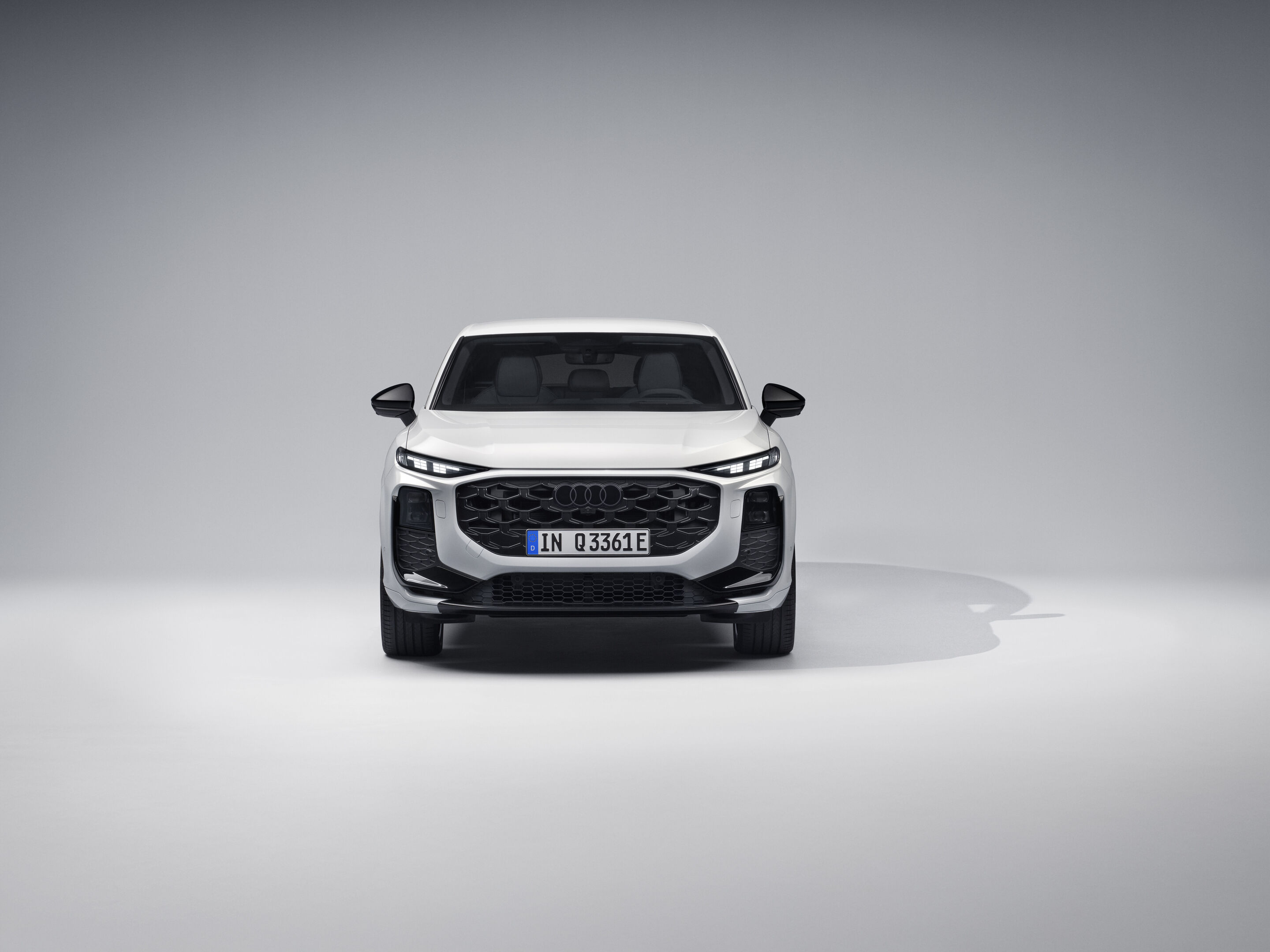 Audi Q3 Sportback e-hybrid - Gletscherweiß Metallic, Studio-Standaufnahme, Exterieur, Frontansicht