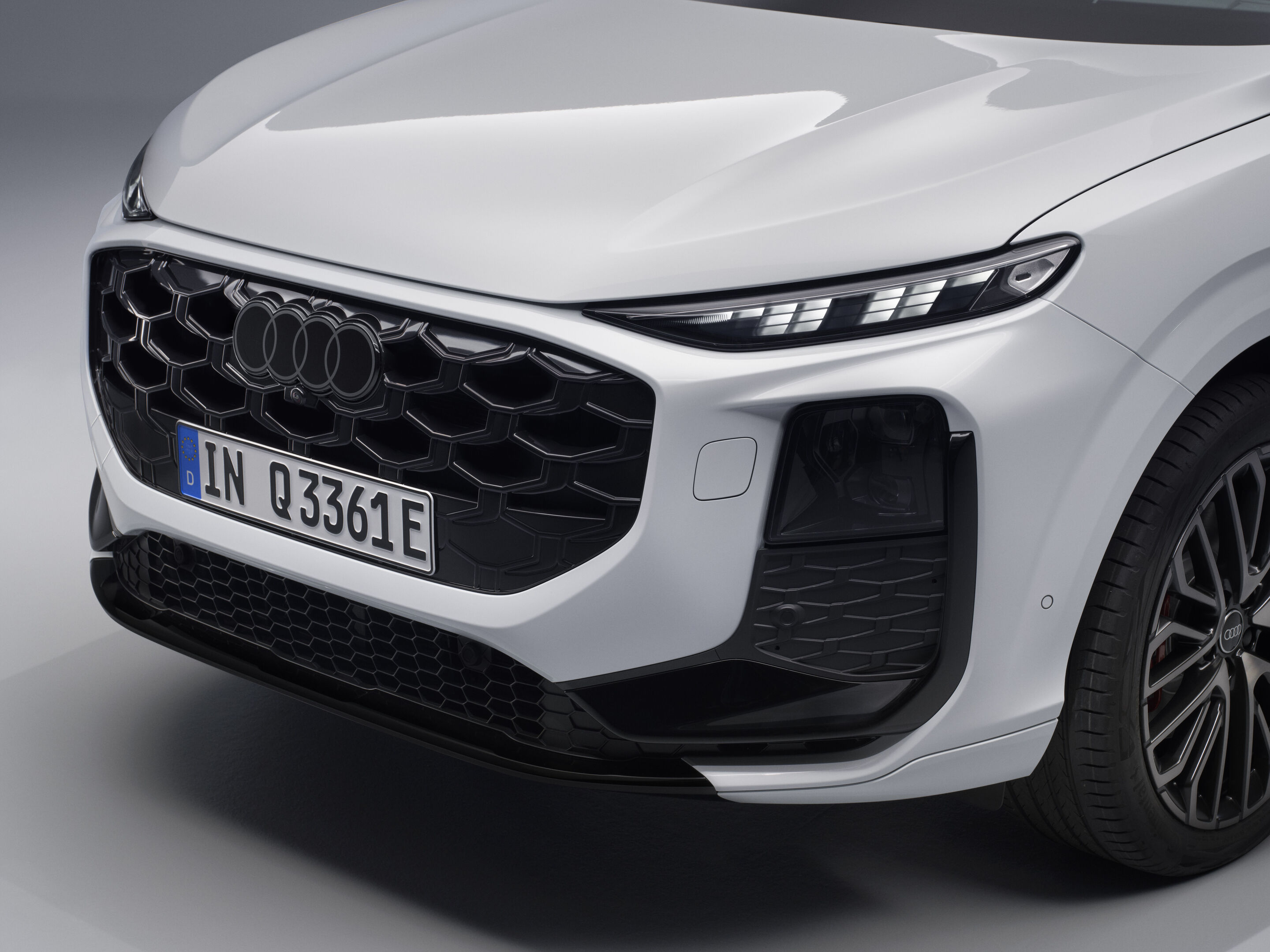 Audi Q3 Sportback e-hybrid - Gletscherweiß Metallic, Studio-Standaufnahme, Exterieur, Detailansicht Front