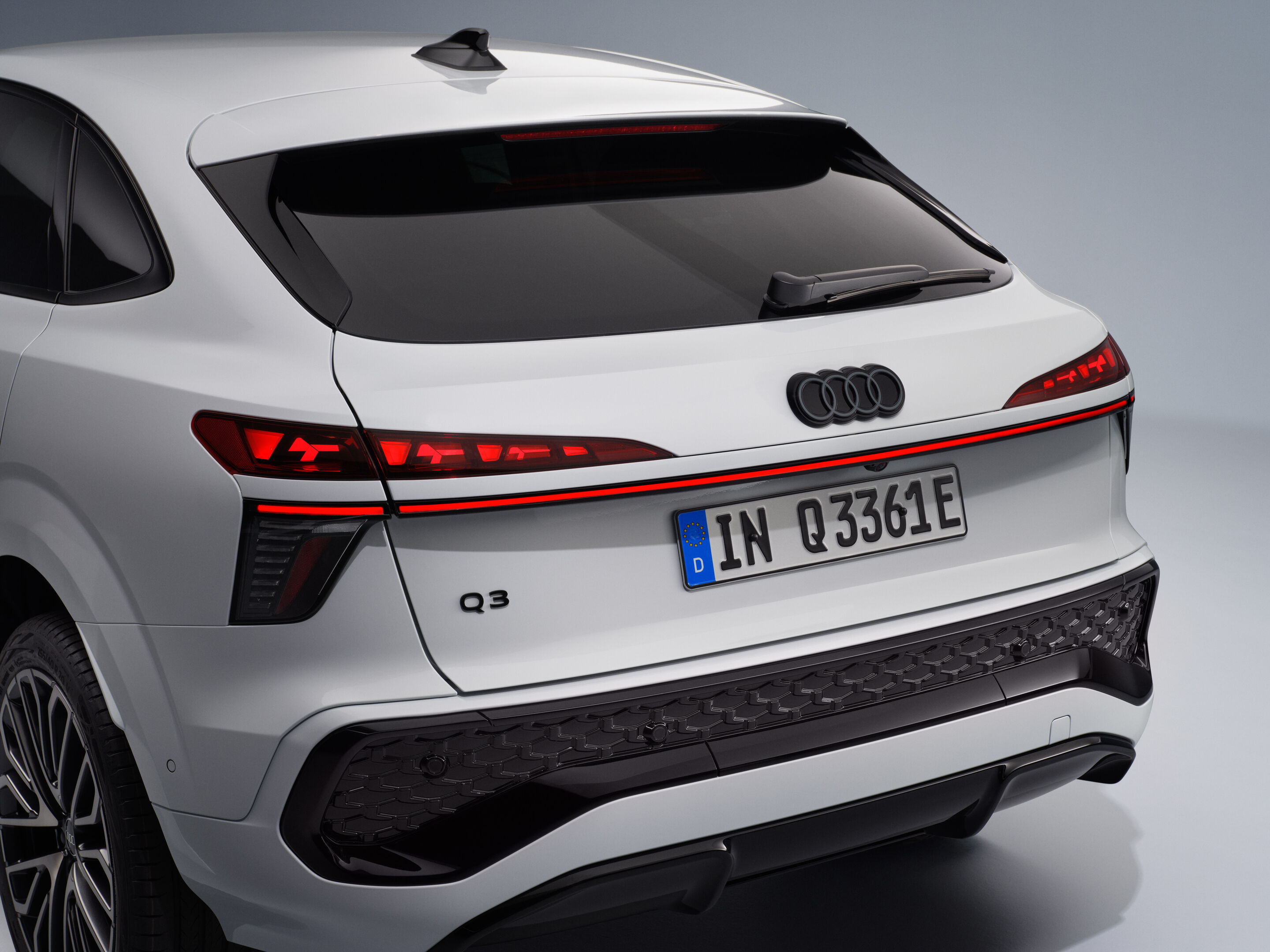 Audi Q3 Sportback e-hybrid - Gletscherweiß Metallic, Studio-Standaufnahme, Exterieur, Detailansicht Heck
