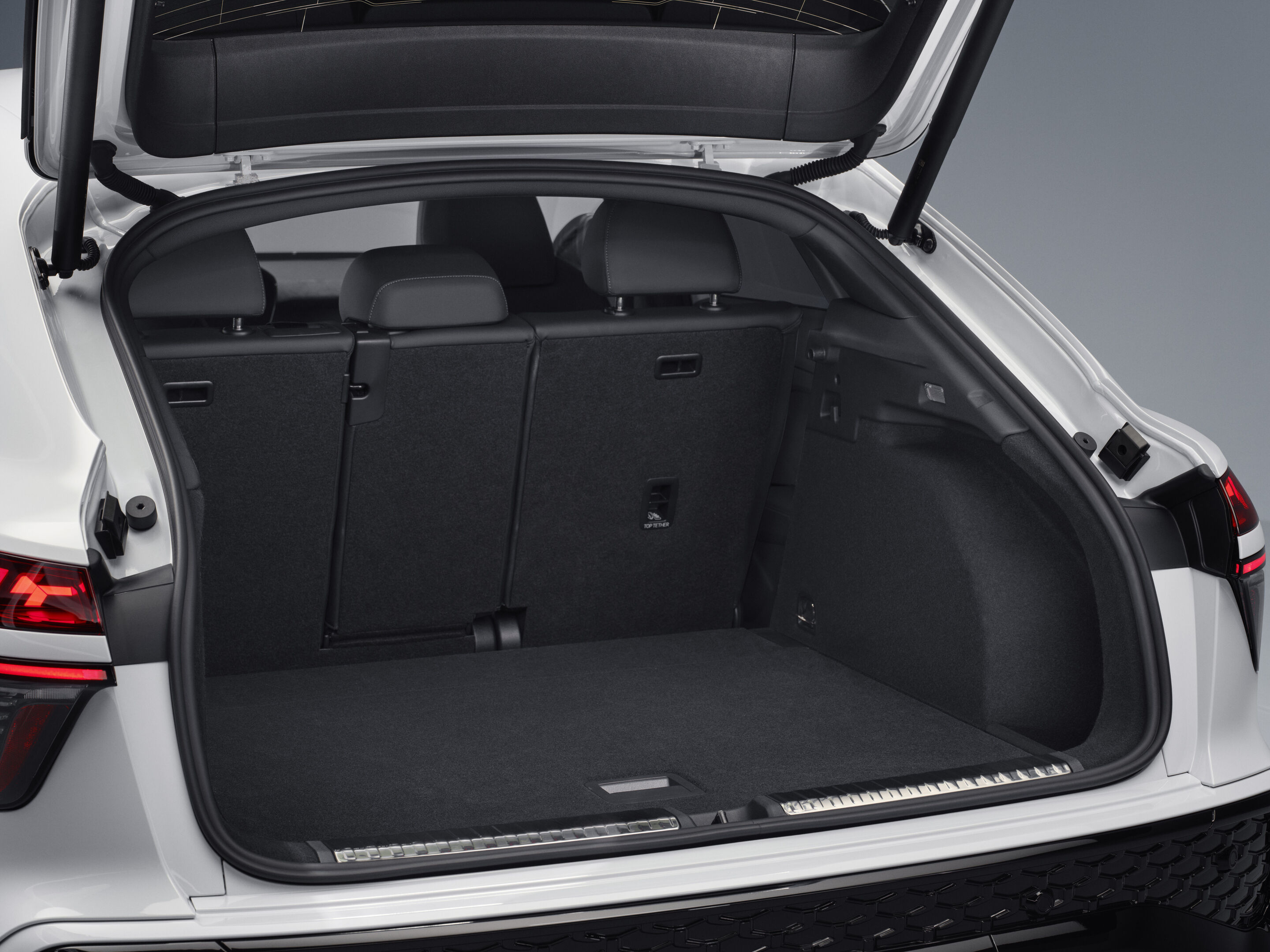 Audi Q3 Sportback e-hybrid - Gletscherweiß Metallic, Studio-Standaufnahme, Exterieur, Detailansicht Gepäckraum