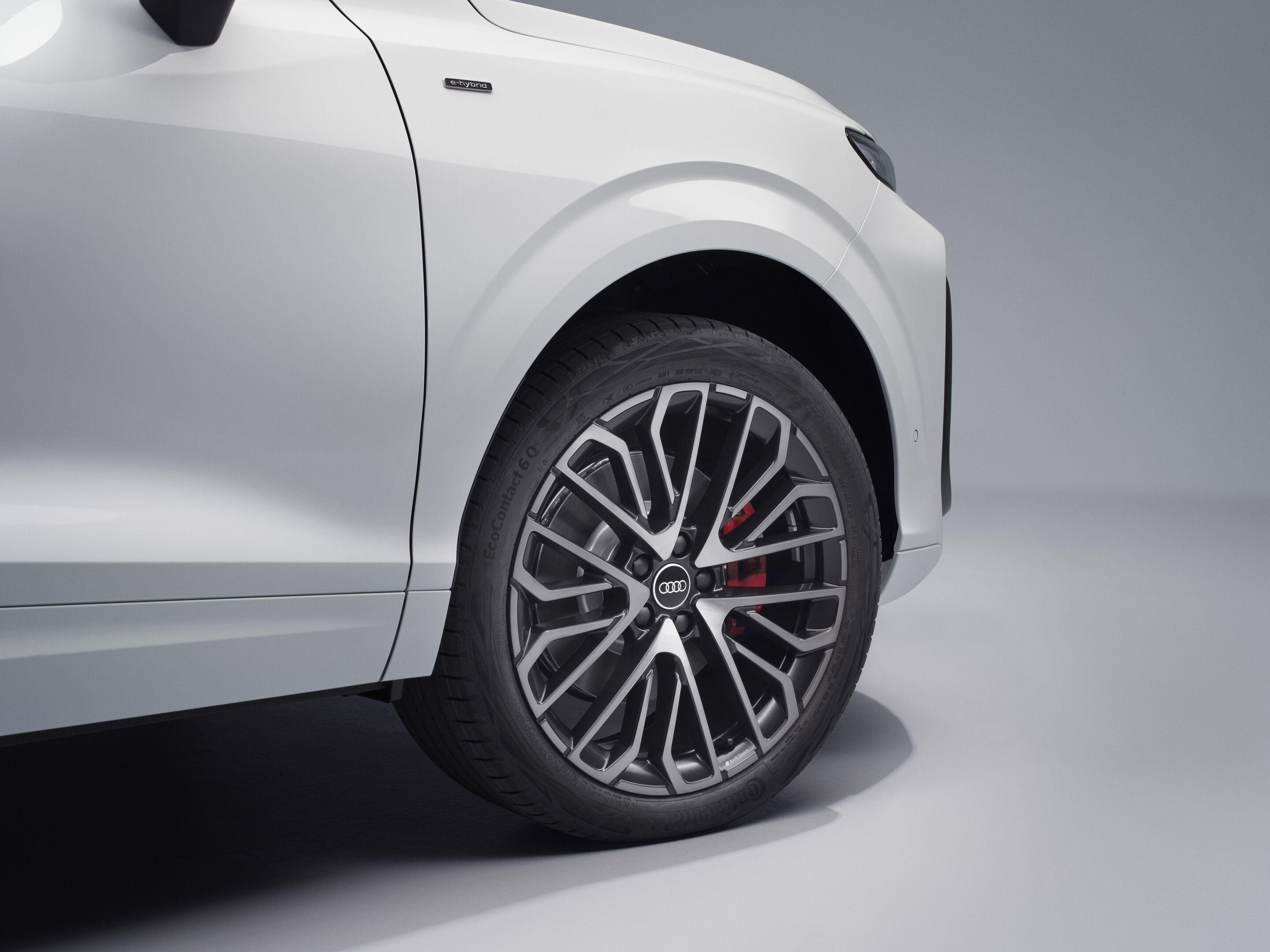 Audi Q3 Sportback e-hybrid - Glacier white metallic, static studio shot, exterior, detail view wheels
