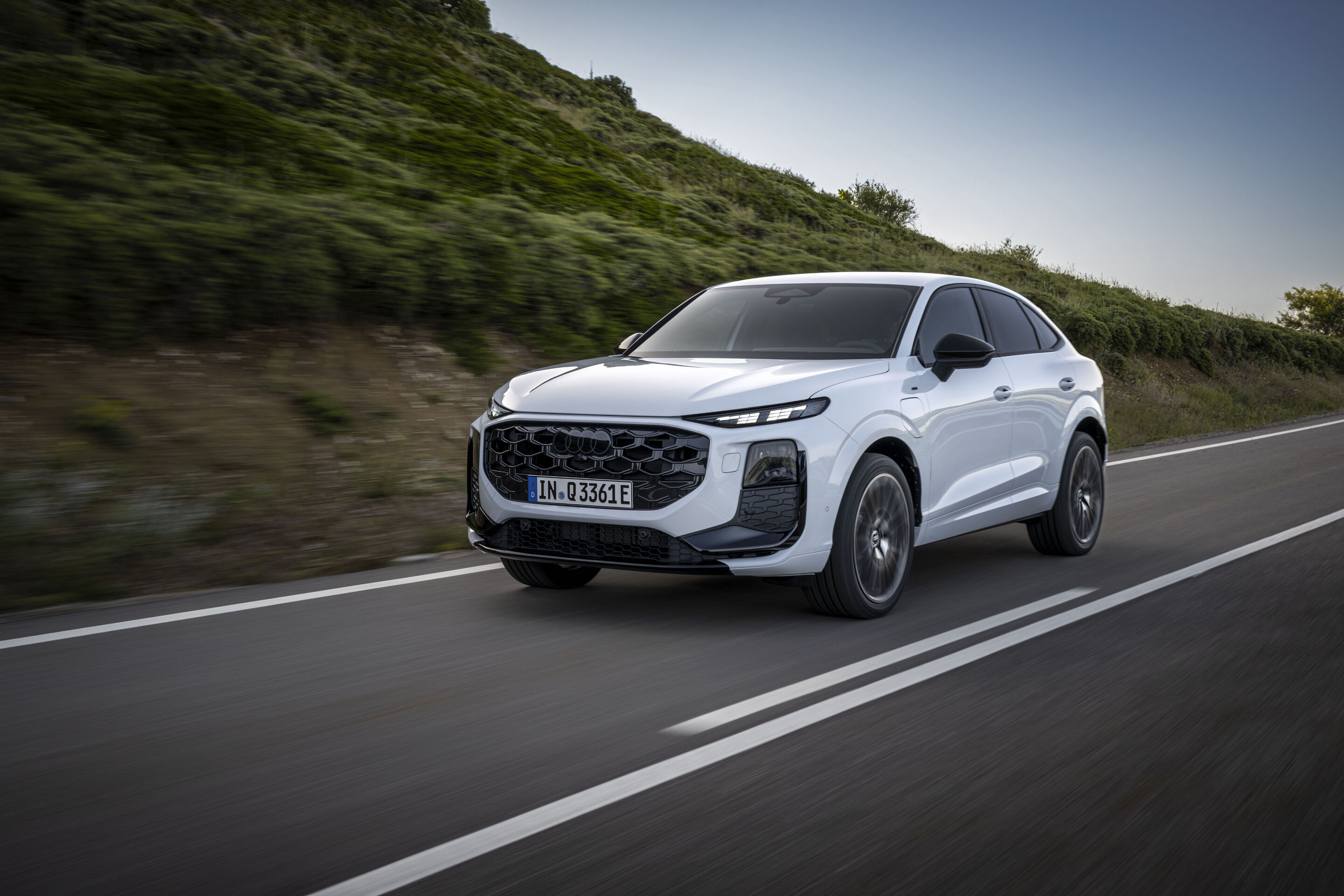 Audi Q3 Sportback e-hybrid - Glacier white metallic, dynamic outdoor shot, exterior, front three-quarter view