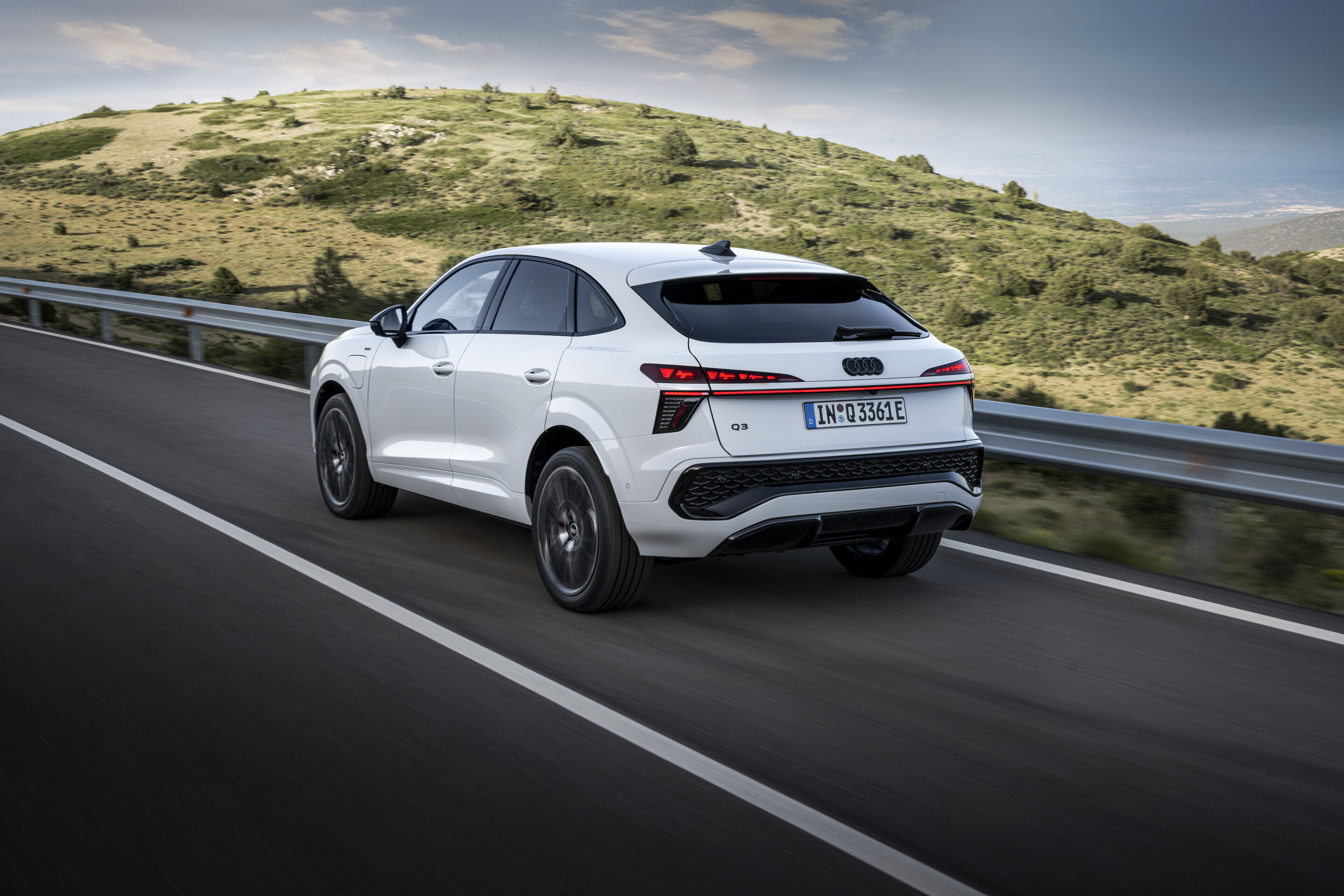 Audi Q3 Sportback e-hybrid - Gletscherweiß Metallic, Outdoor-Fahraufnahme, Exterieur, Dreiviertelheckansicht