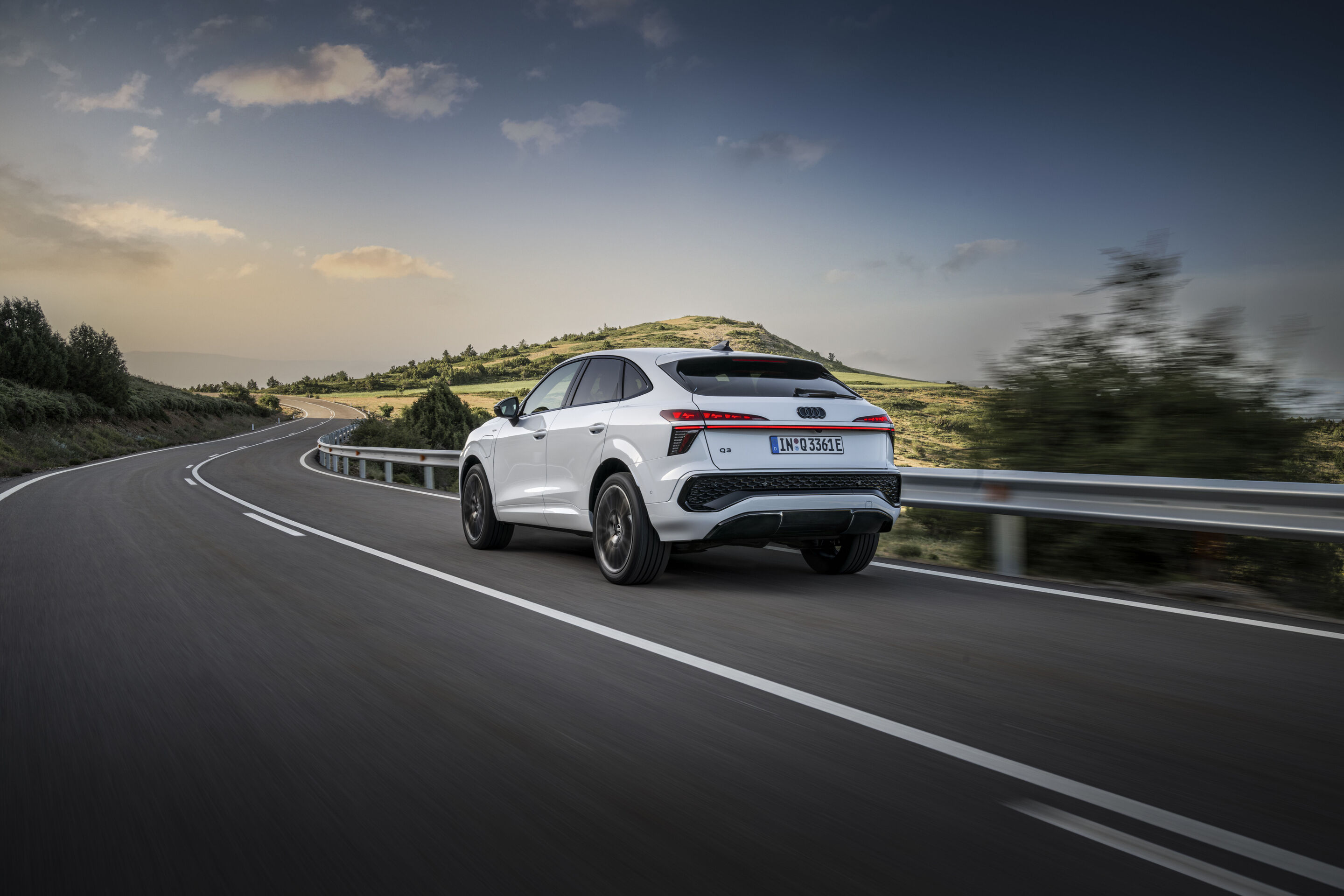Audi Q3 Sportback e-hybrid - Gletscherweiß Metallic, Outdoor-Fahraufnahme, Exterieur, Dreiviertelheckansicht