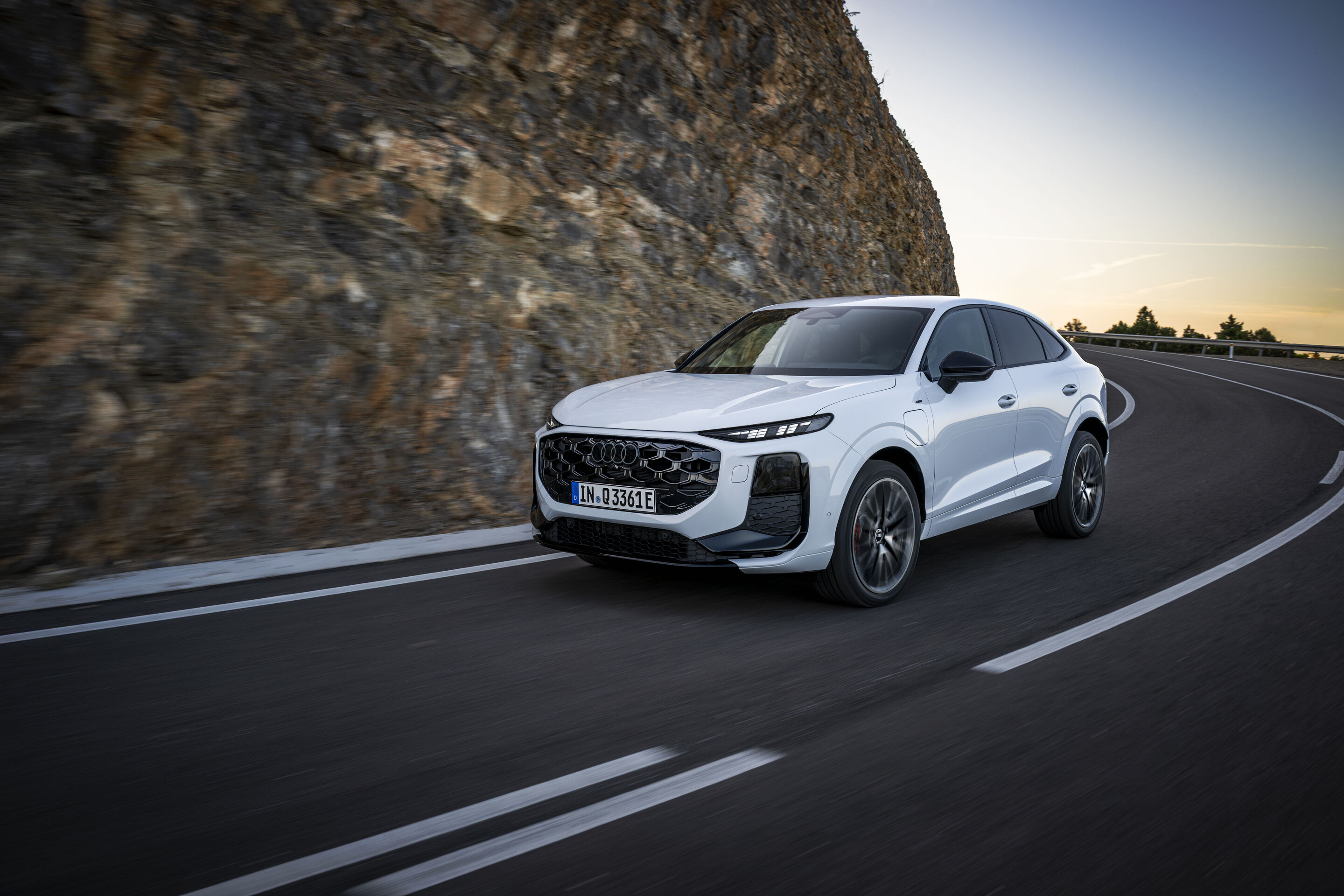 Audi Q3 Sportback e-hybrid - Glacier white metallic, dynamic outdoor shot, exterior, front three-quarter view