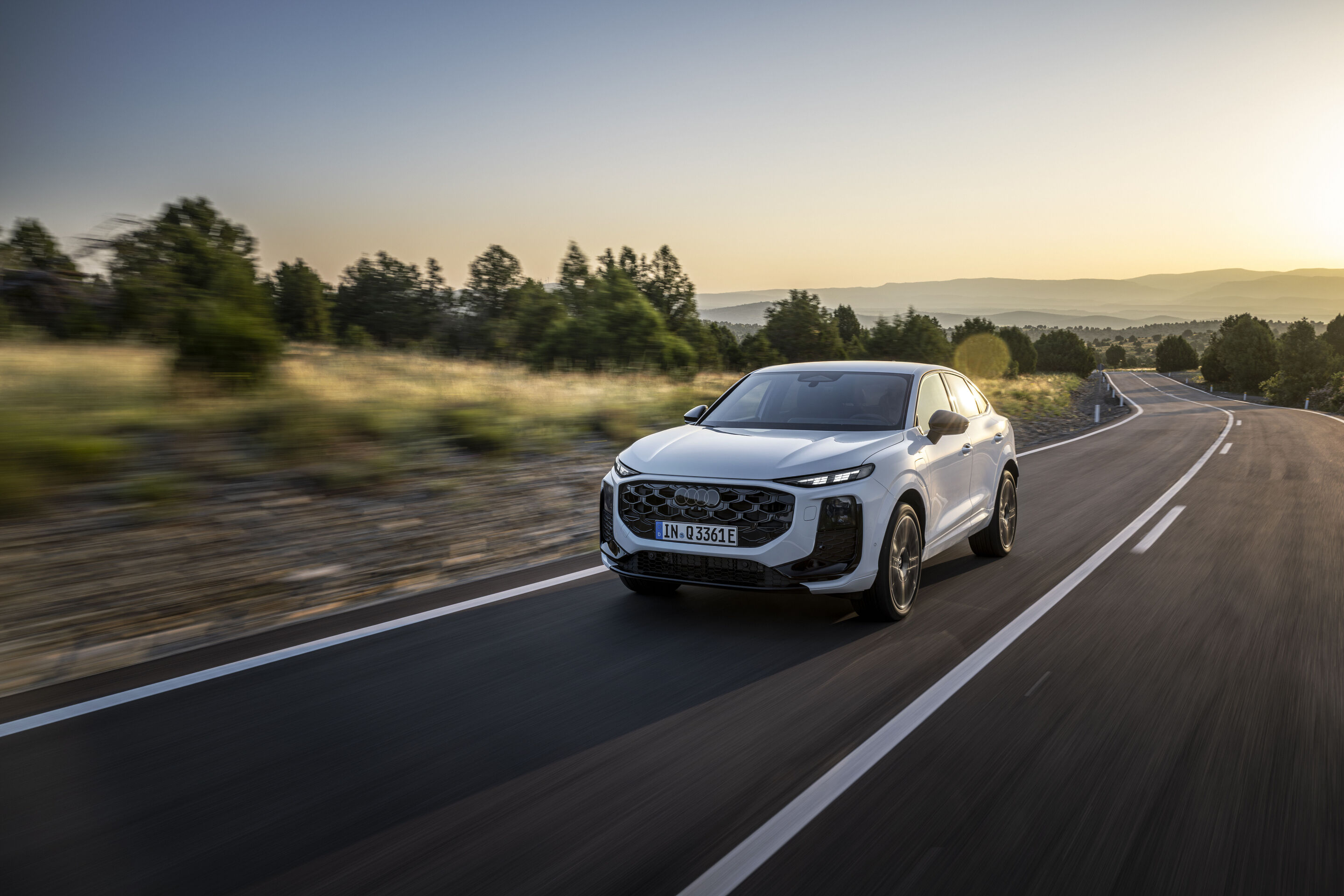 Audi Q3 Sportback e-hybrid - Glacier white metallic, dynamic outdoor shot, exterior, front three-quarter view