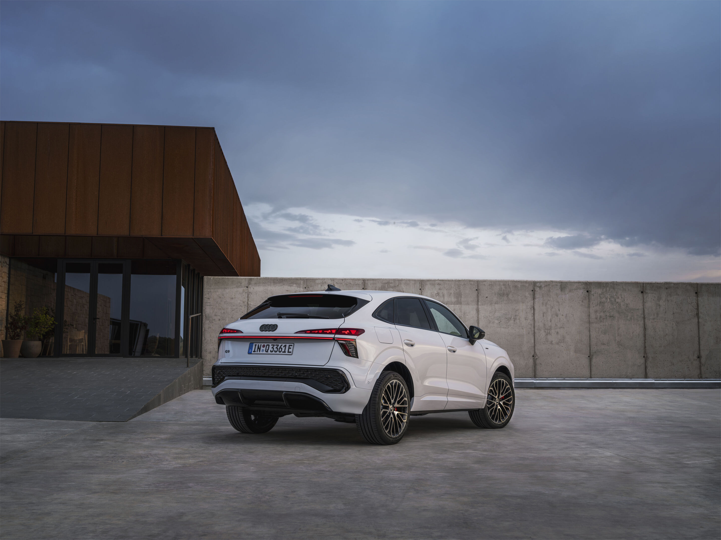 Audi Q3 Sportback e-hybrid - Glacier white metallic, static outdoor shot, exterior, rear three-quarter view