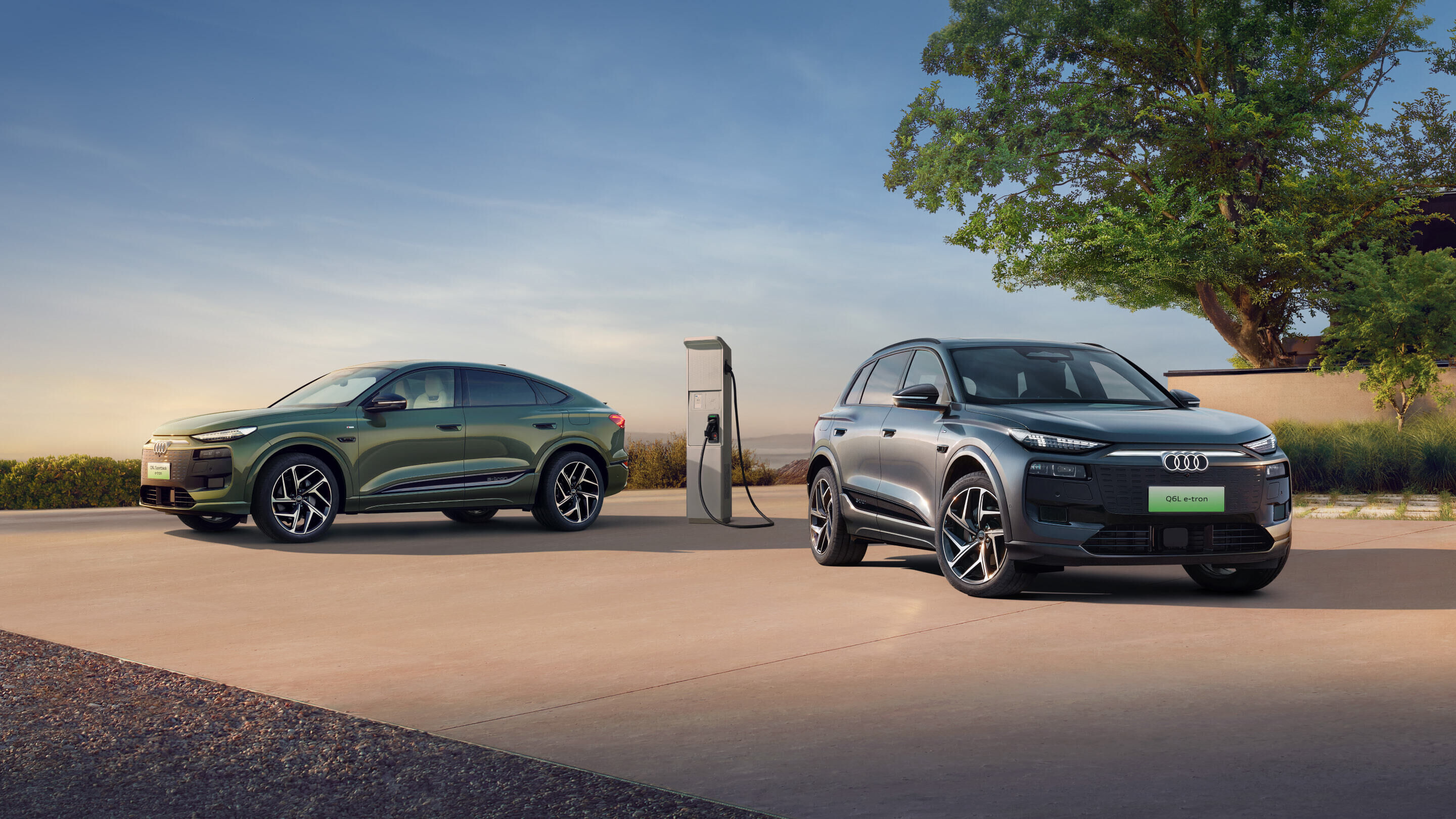 Audi Q6L Sportback e-tron / Audi Q6L e-tron - Von links im Bild: Audi Q6L Sportback e-tron, Audi Q6L e-tron, Outdoor-Standaufnahme, Exterieur