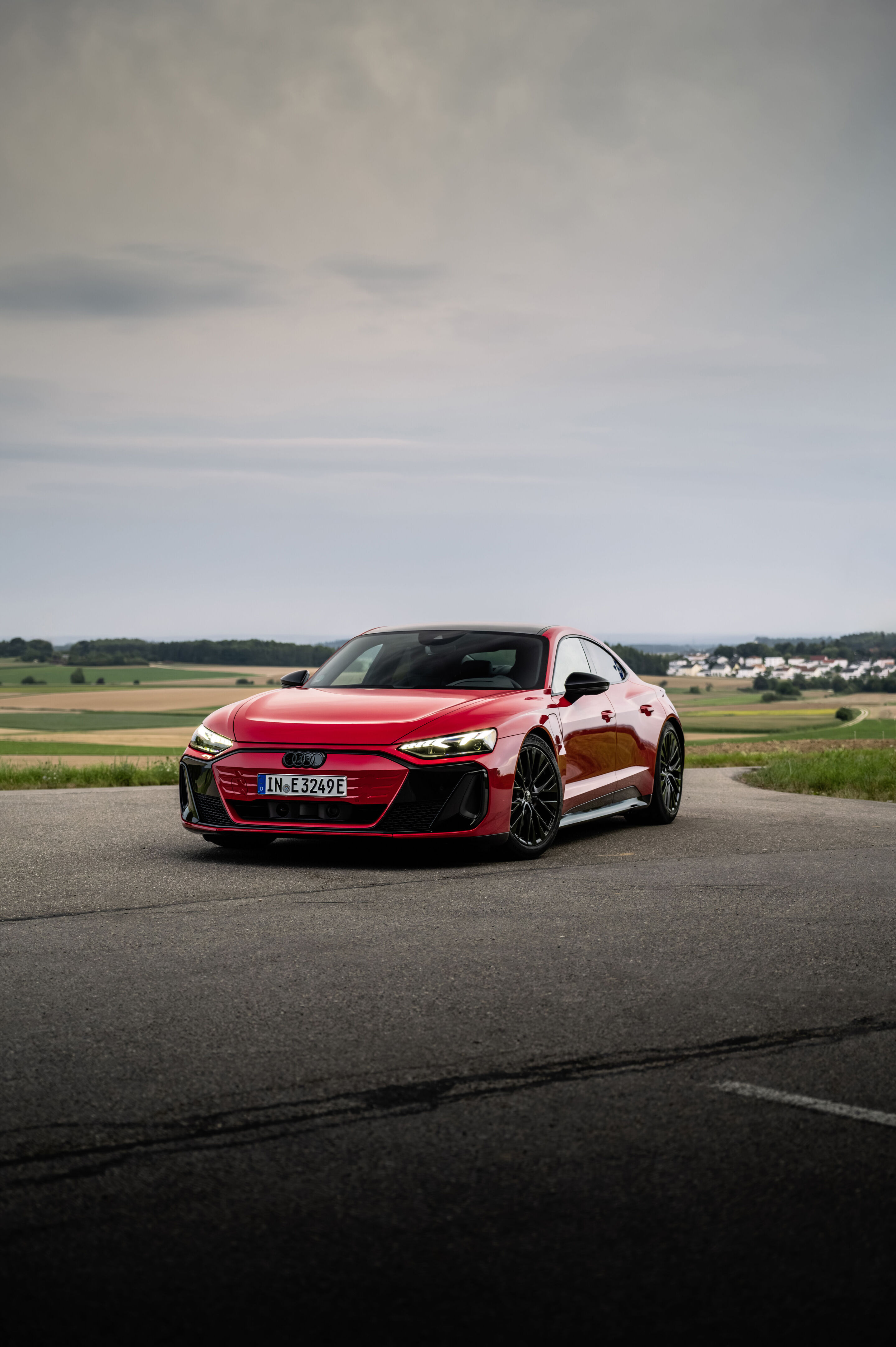 Audi e-tron GT quattro - Farbe: Progressivrot Metallic, Outdoor Standaufnahme, Exterieur, Dreiviertelfrontansicht