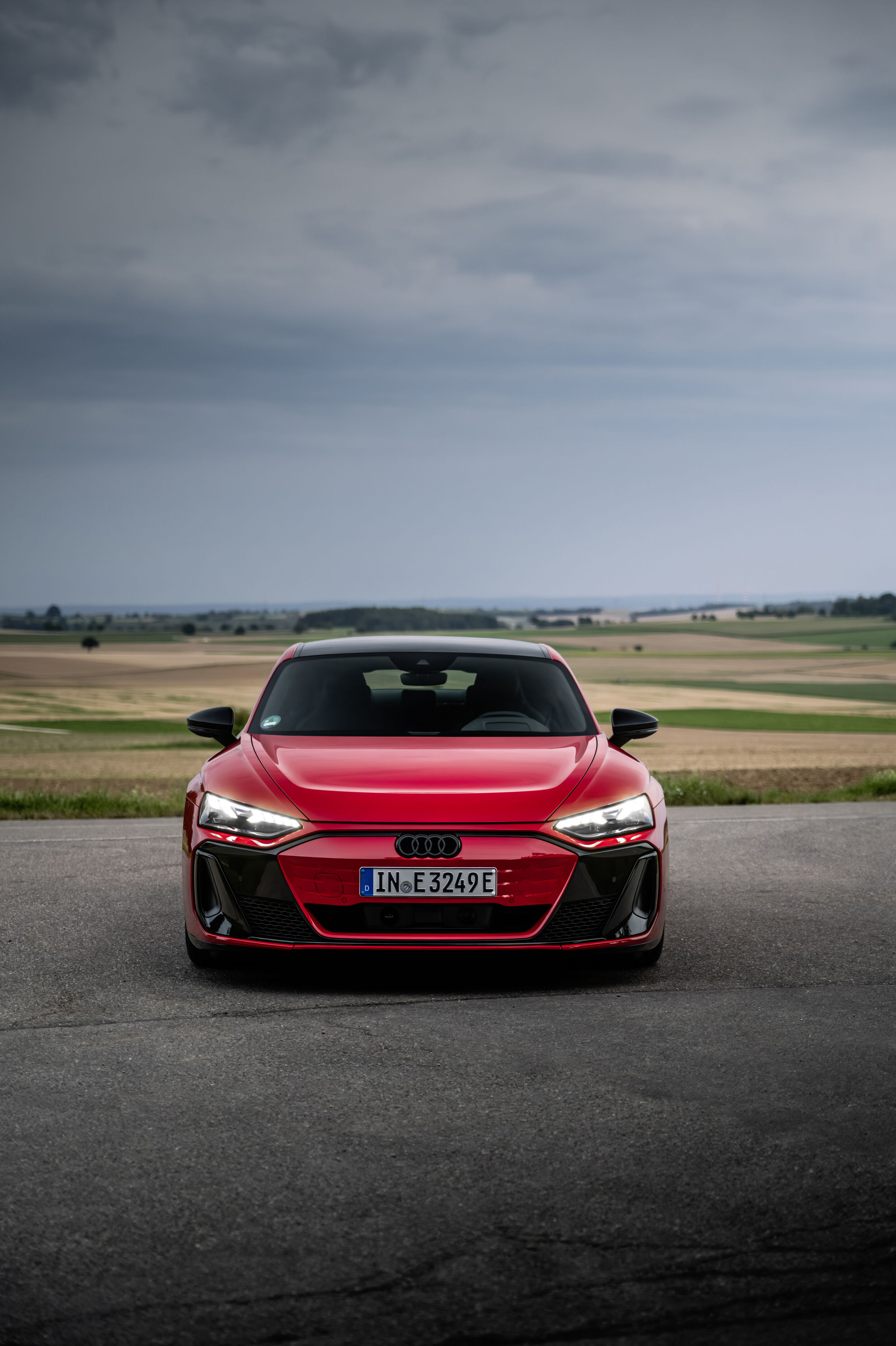 Audi e-tron GT quattro - Farbe: Progressivrot Metallic, Outdoor Standaufnahme, Exterieur, Frontansicht