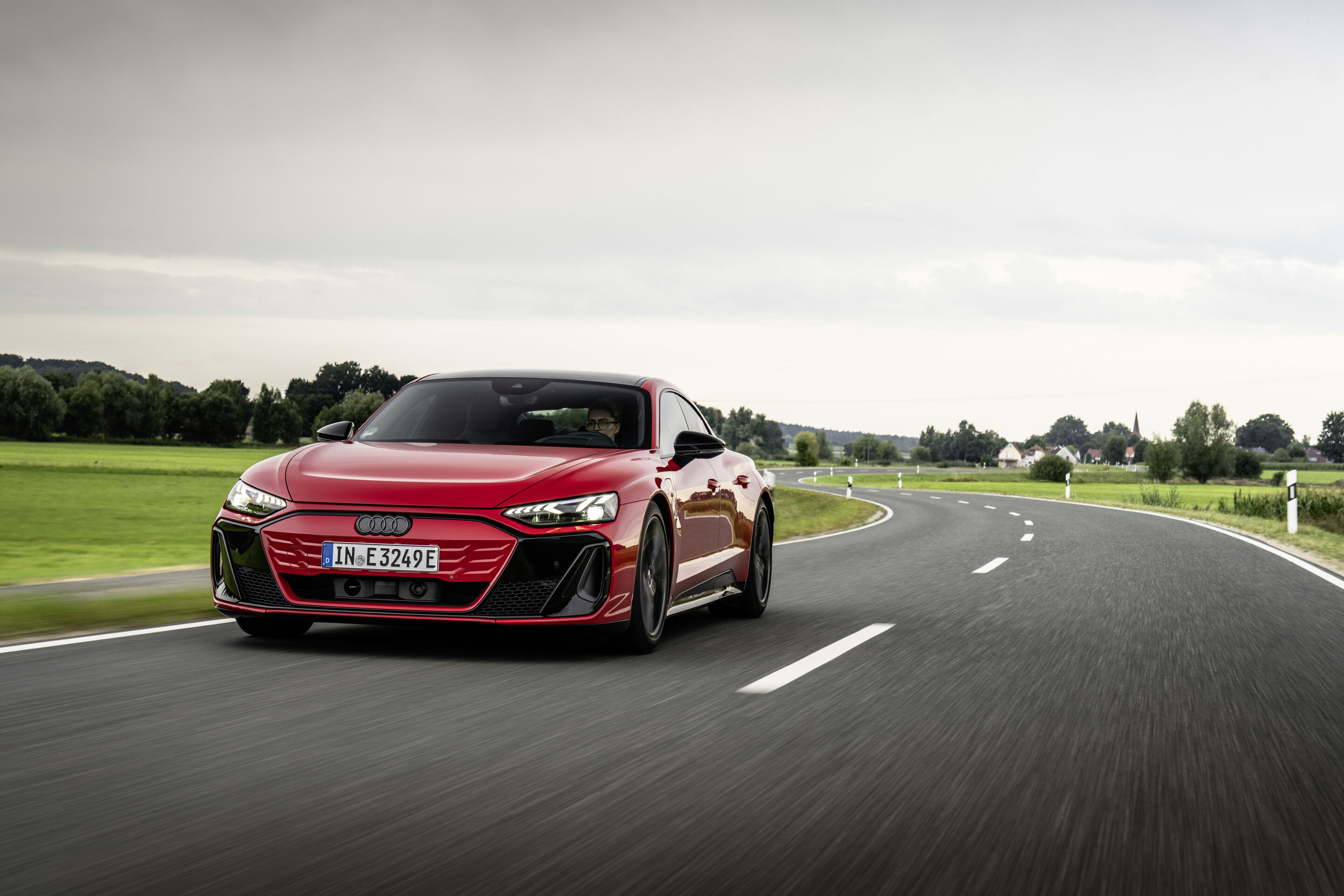 Audi e-tron GT quattro - Farbe: Progressivrot Metallic, Outdoor Fahraufnahme, Exterieur, Dreiviertelfrontansicht