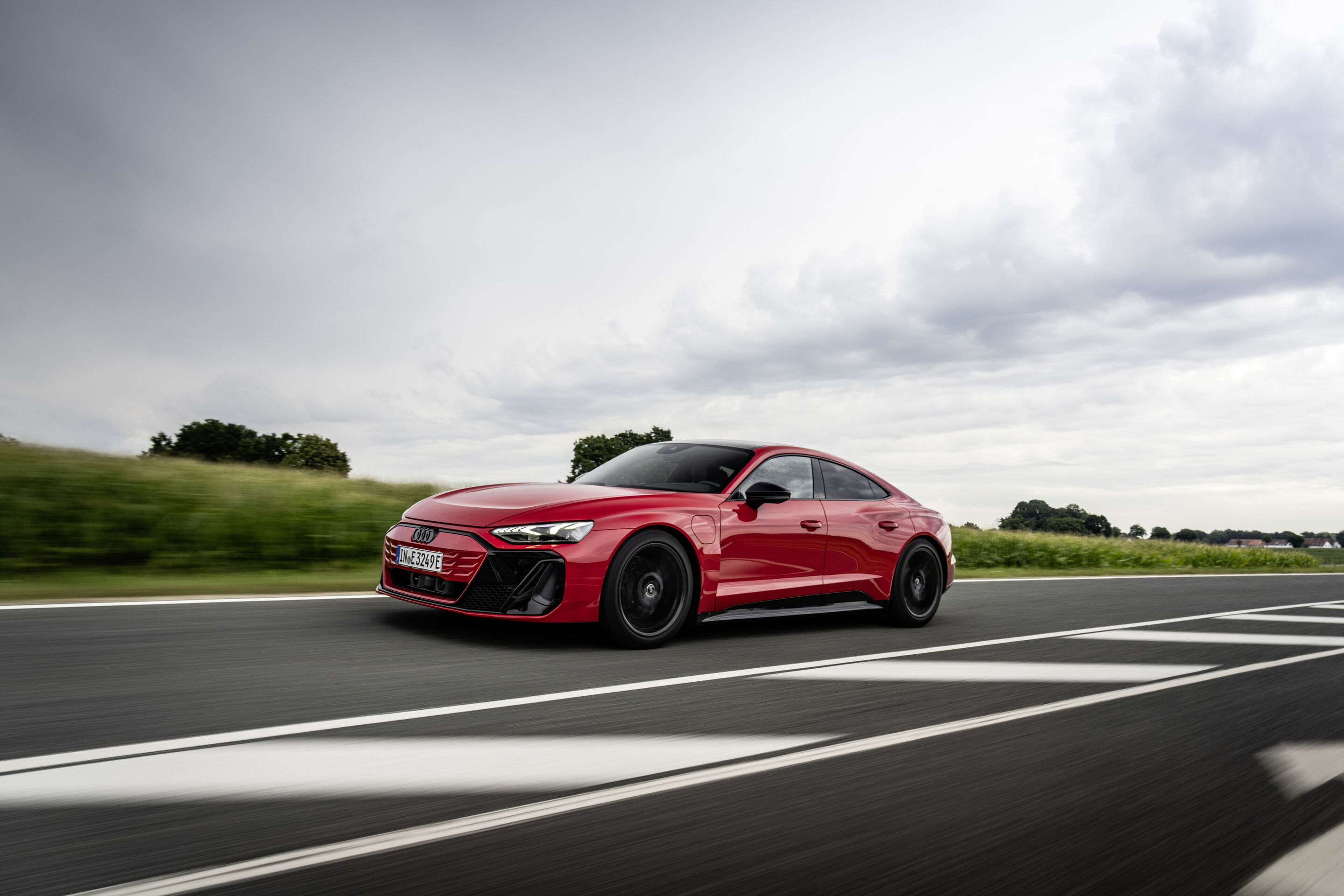 Audi e-tron GT quattro - Farbe: Progressivrot Metallic, Outdoor Fahraufnahme, Exterieur, Seitenansicht