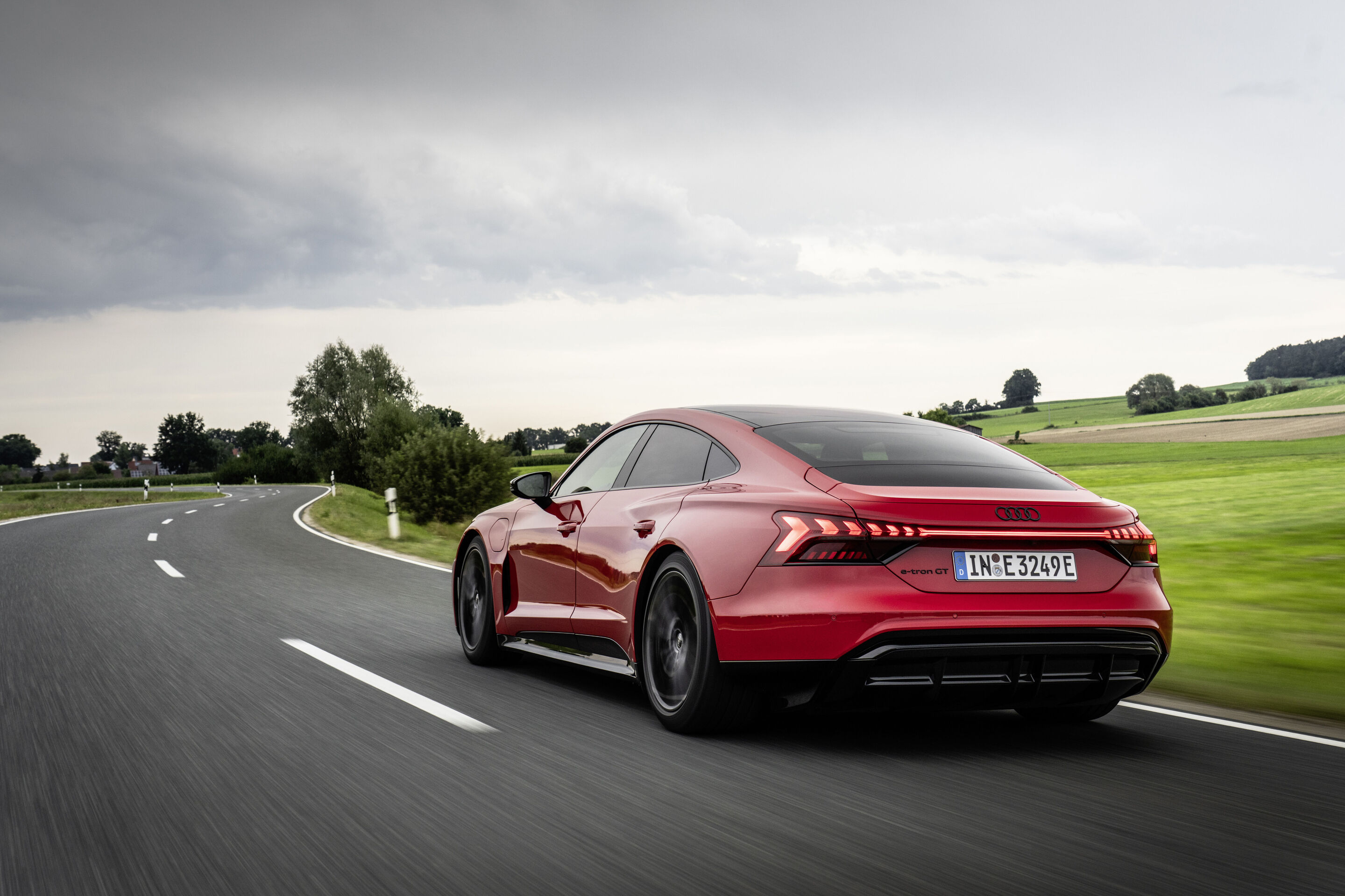 Audi e-tron GT quattro - Farbe: Progressivrot Metallic, Outdoor Standaufnahme, Exterieur, Dreiviertelheckansicht