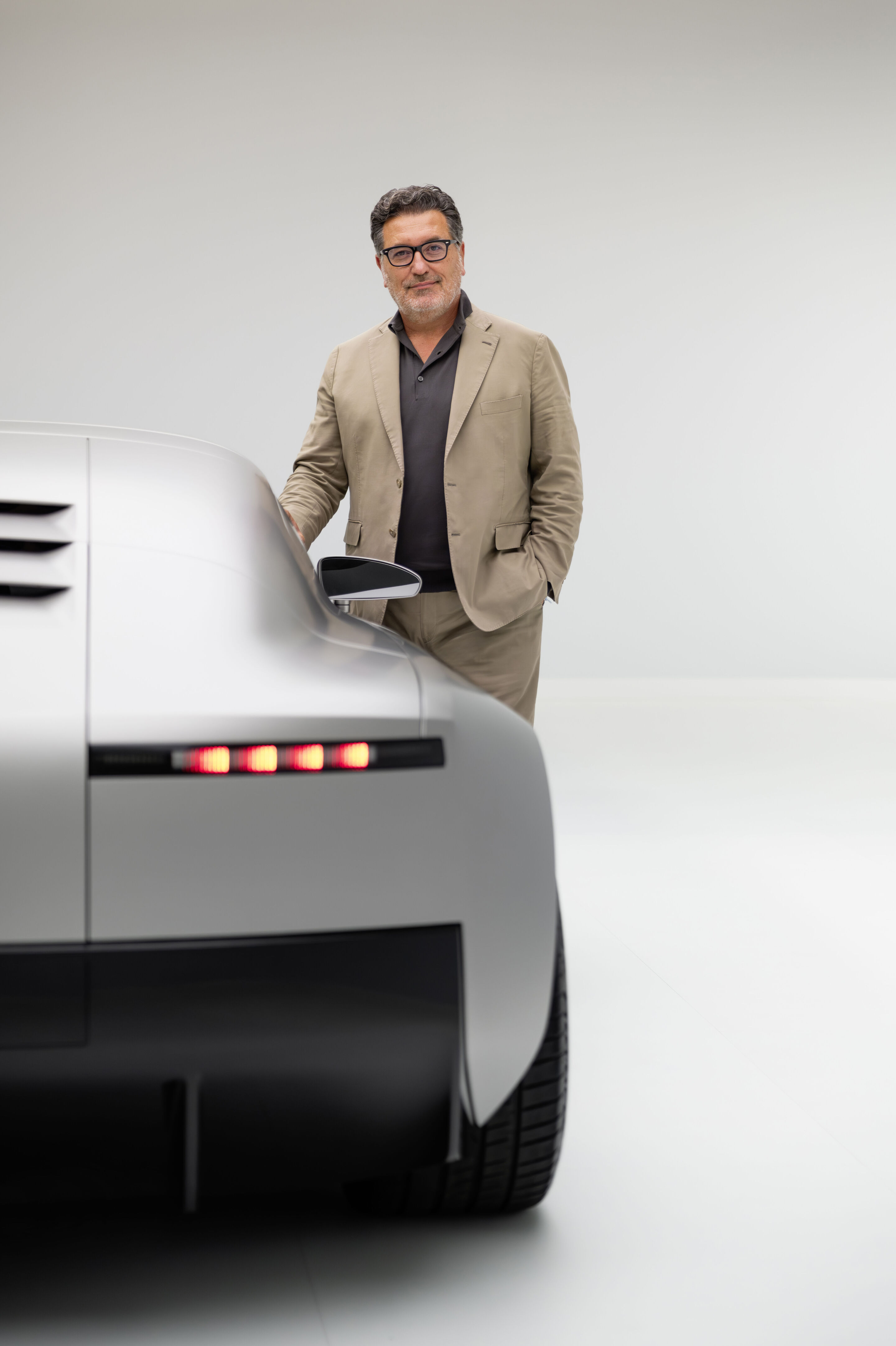 Audi Concept C - Chief Creative Officer Massimo Frascella neben dem Audi Concept C