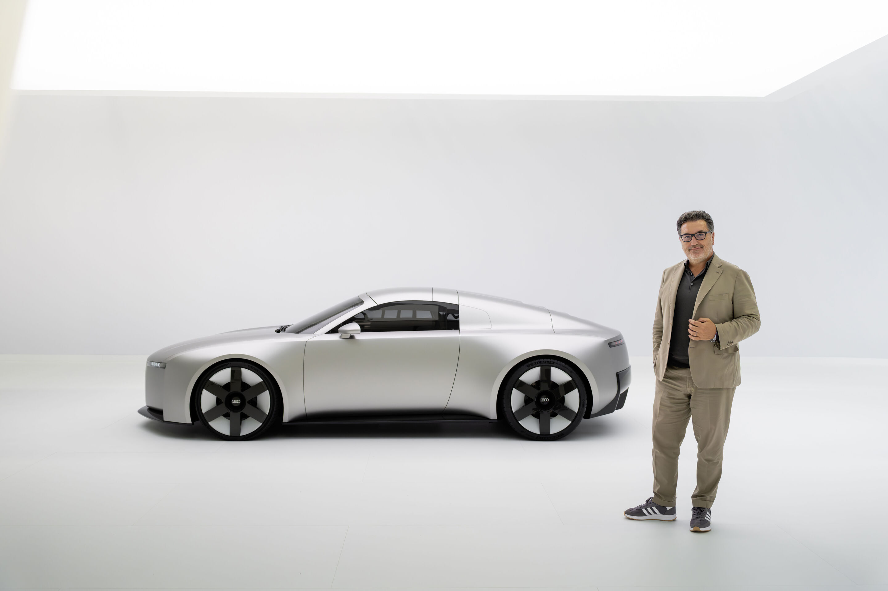 Audi Concept C - Chief Creative Officer Massimo Frascella rechts vor dem Audi Concept C