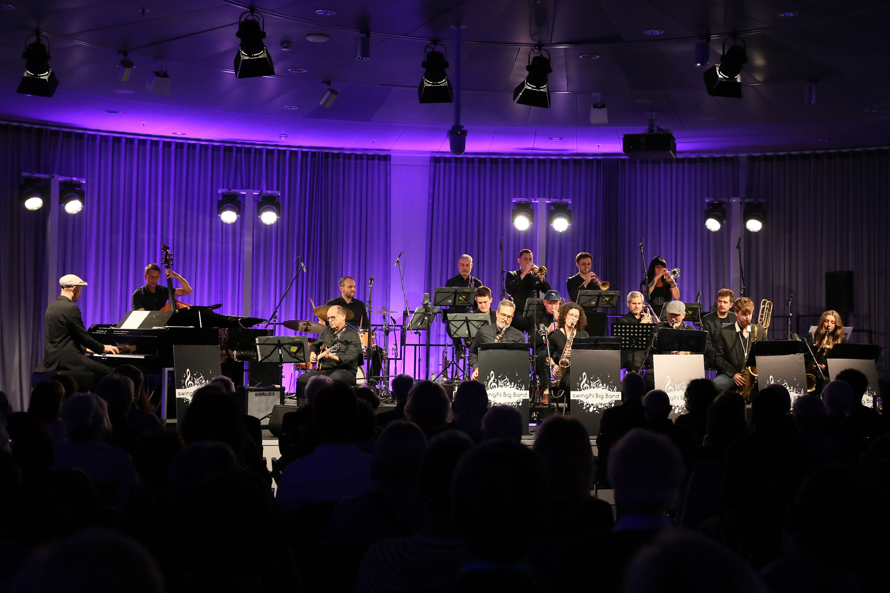 swingIN Big Band eröffnet Jazzsaison im Audi Forum - Die Mitglieder der swingIN Big Band sitzen auf der Bühne und spielen ein Konzert.