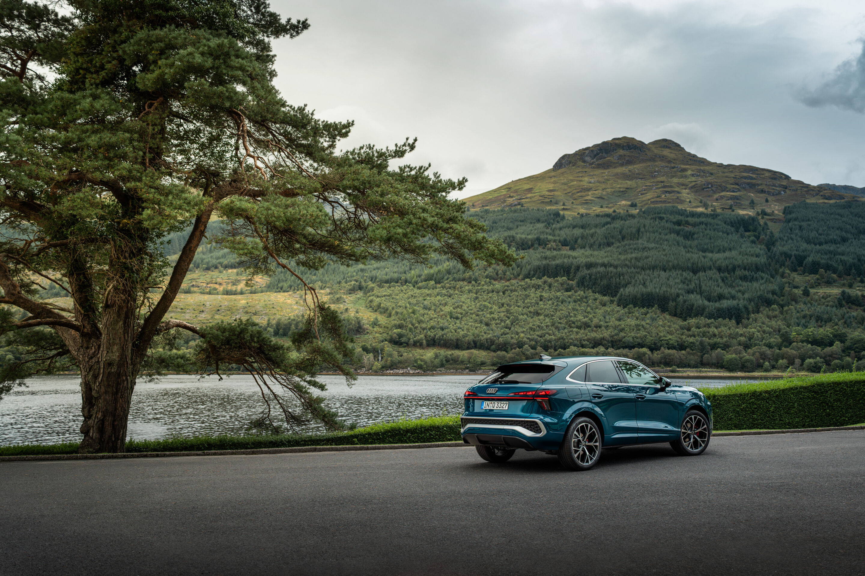 Charakter trifft Kulisse: der neue Audi Q3 in Schottland - Malpeloblau Metallic, Outdoor-Standaufnahme, Exterieur, Dreiviertelheckansicht