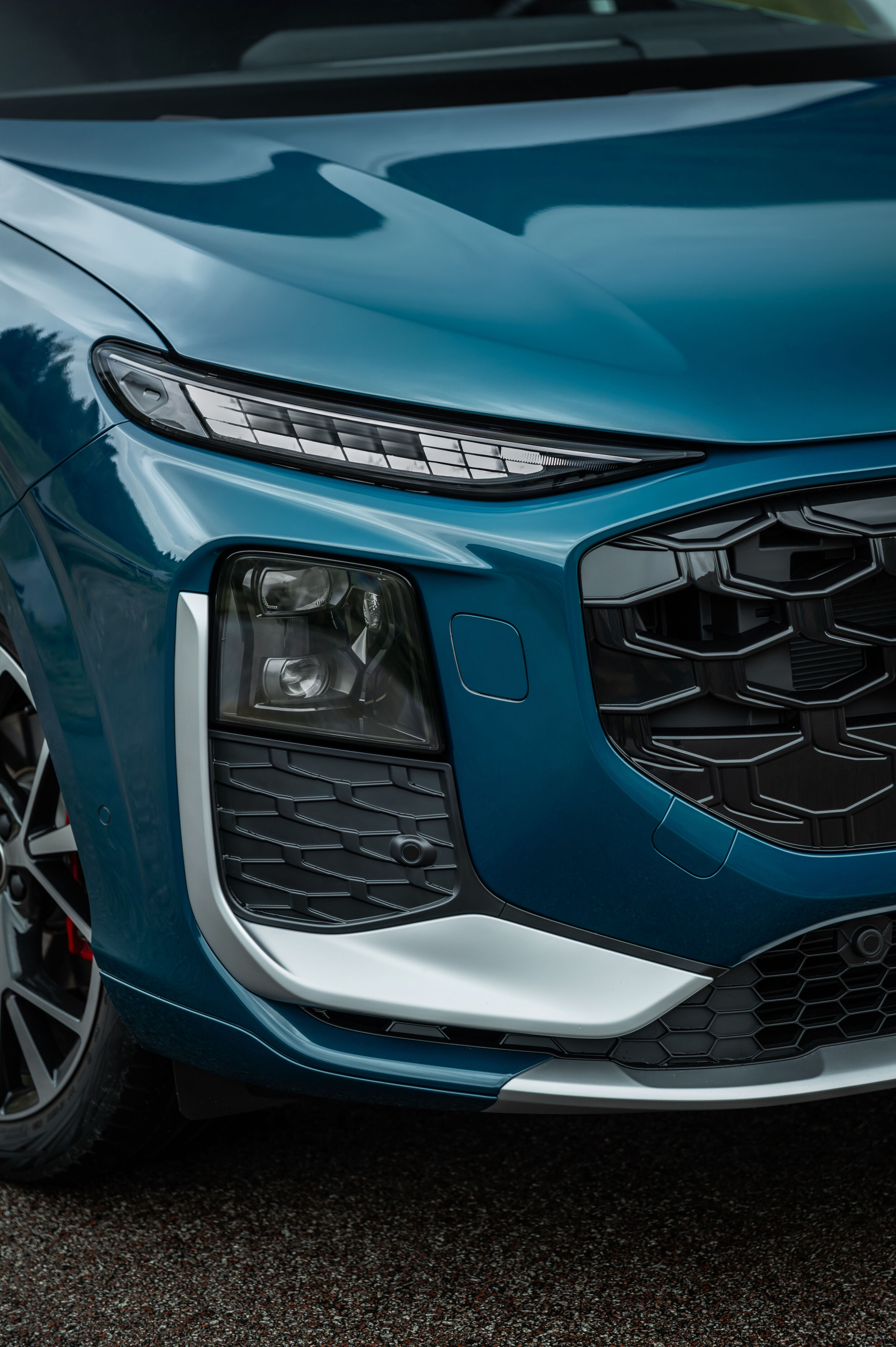 Charakter trifft Kulisse: der neue Audi Q3 in Schottland - Malpeloblau Metallic, Outdoor-Standaufnahme, Exterieur, Detailansicht Front