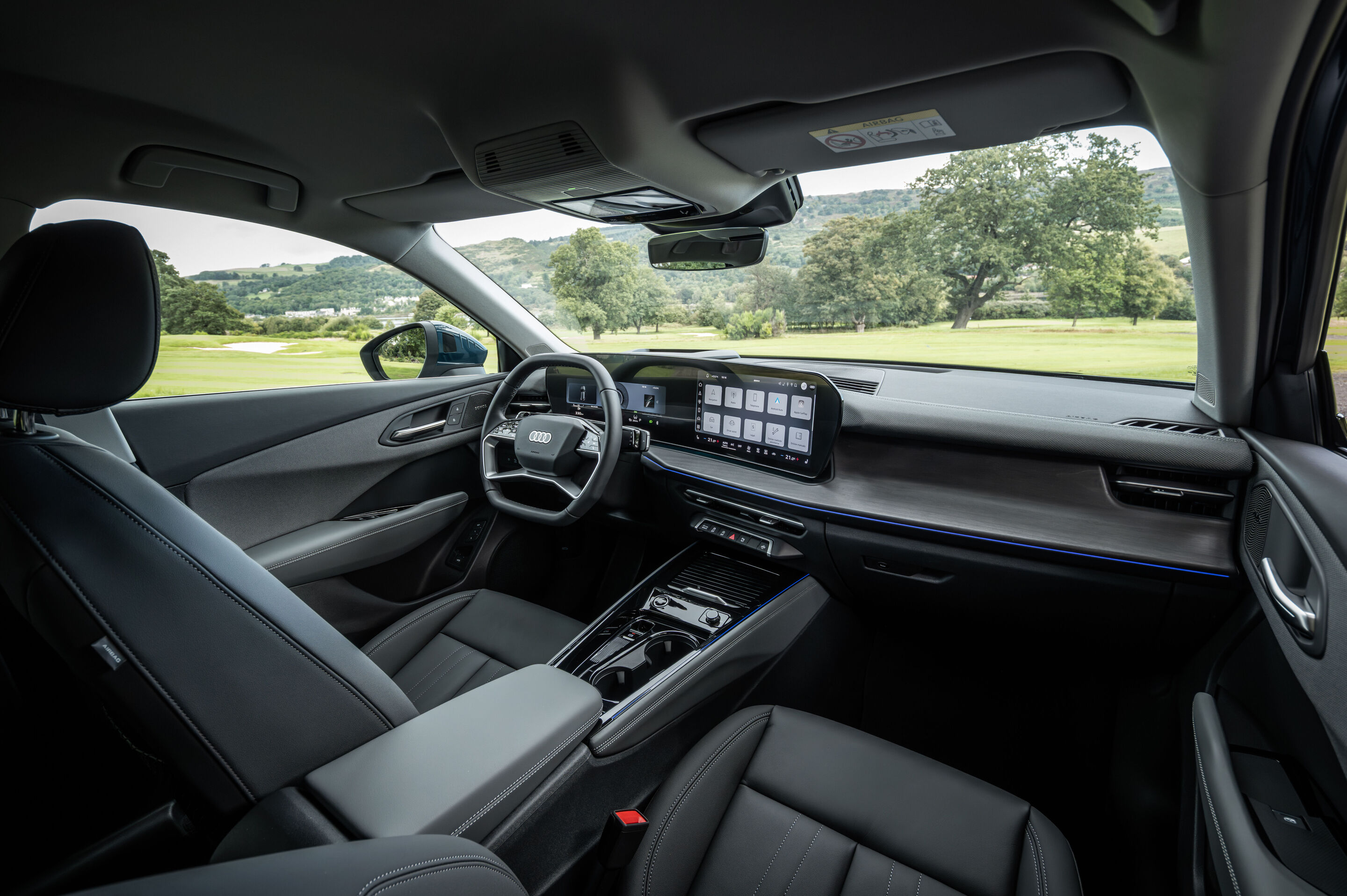 Charakter trifft Kulisse: der neue Audi Q3 in Schottland - Malpeloblau Metallic, Outdoor-Standaufnahme, Interieur