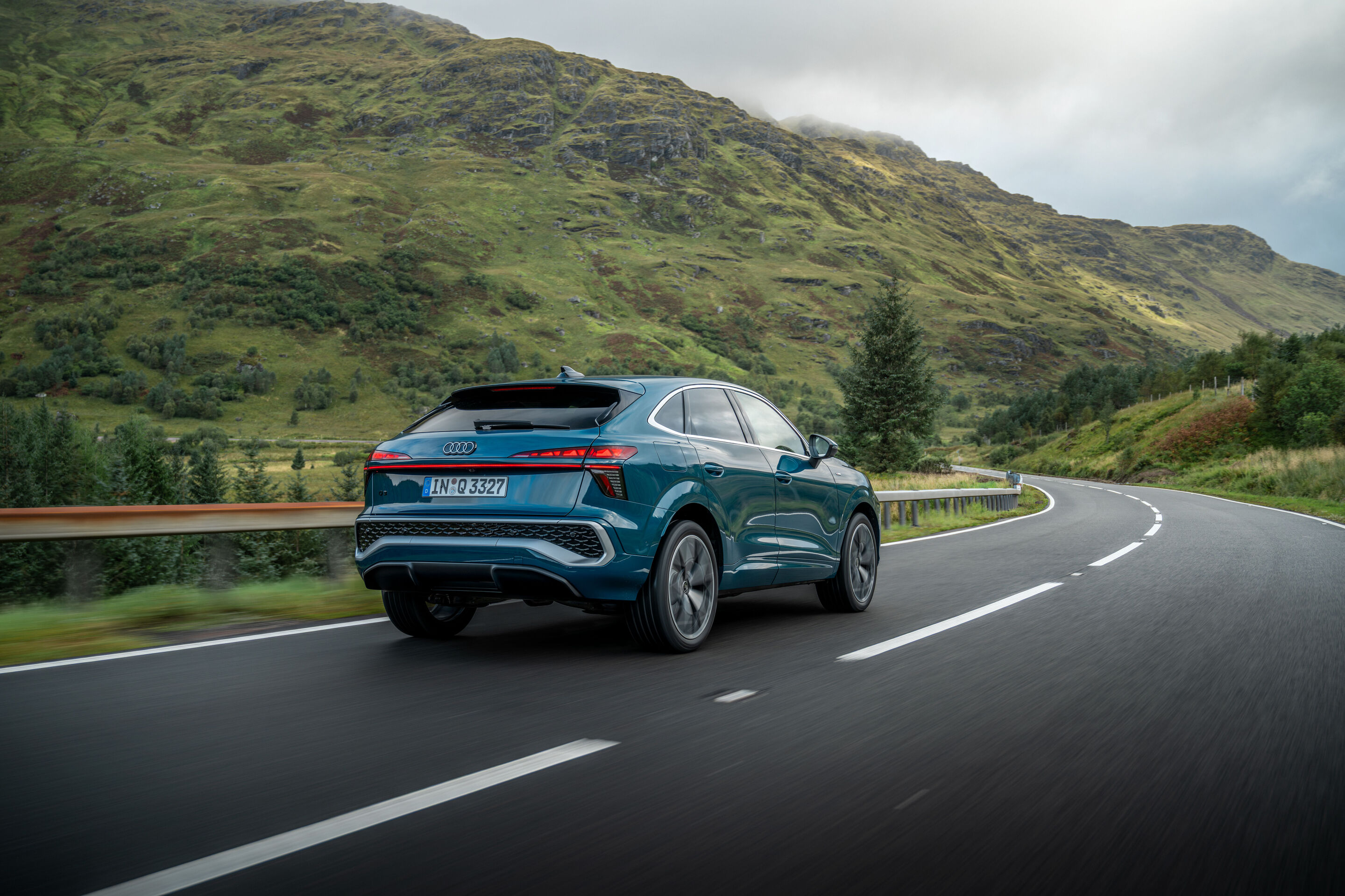 Charakter trifft Kulisse: der neue Audi Q3 in Schottland - Malpeloblau Metallic, Outdoor-Fahraufnahme, Exterieur, Dreiviertelheckansicht