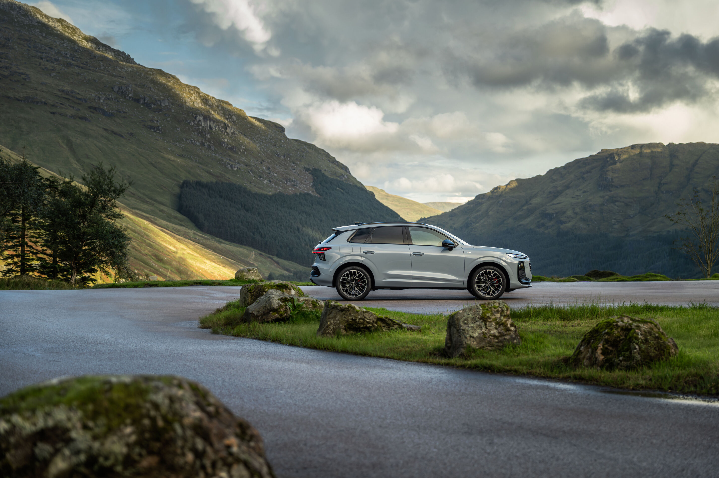 Compact class meets Celtic charm: the new  Audi Q3 in Scotland - Arrow gray pearl effect, outdoor static photo, exterior, side view
