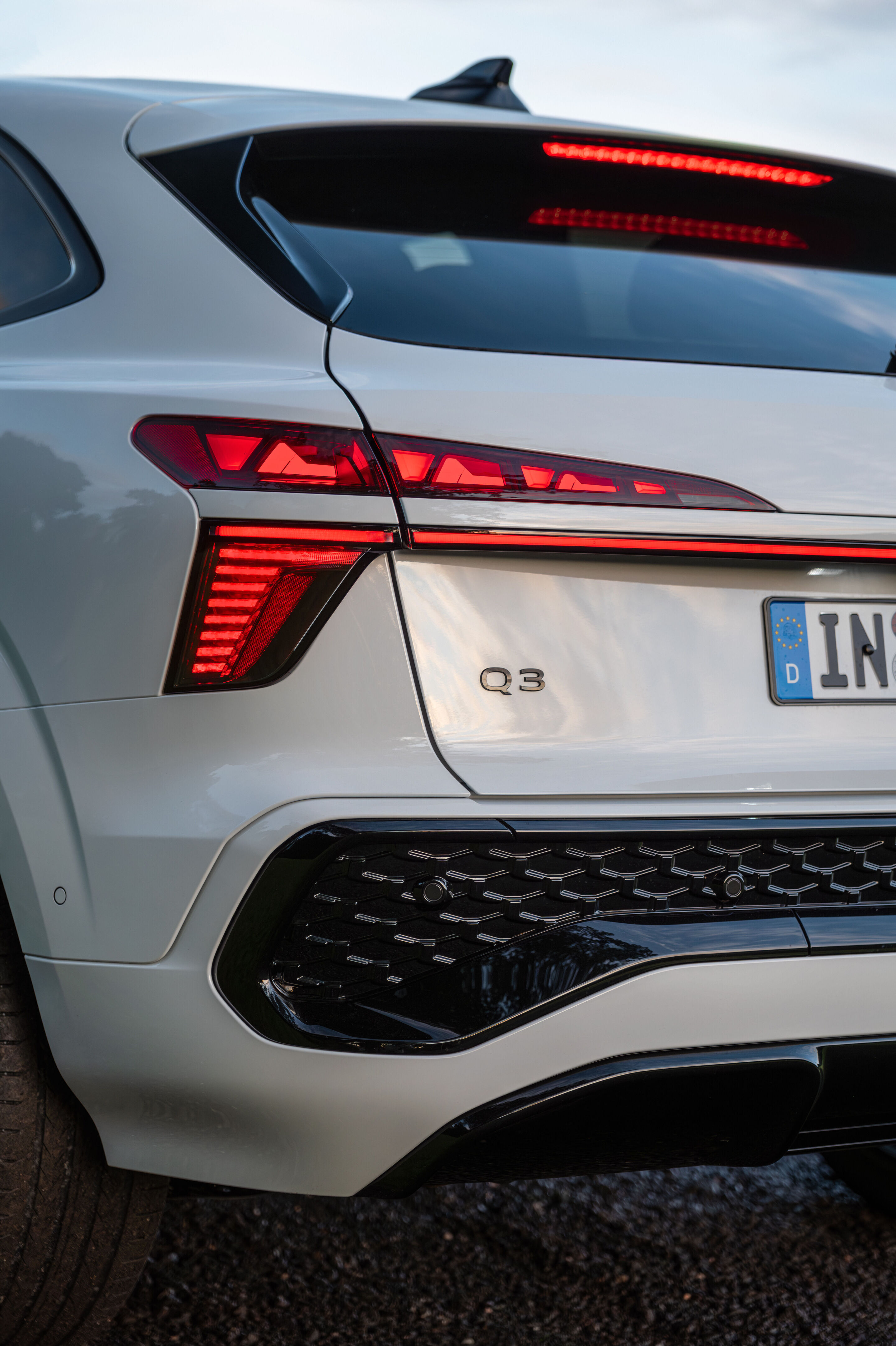 Charakter trifft Kulisse: der neue Audi Q3 in Schottland - Gletscherweiß Metallic, Outdoor-Standaufnahme, Exterieur, Detailansicht Heck