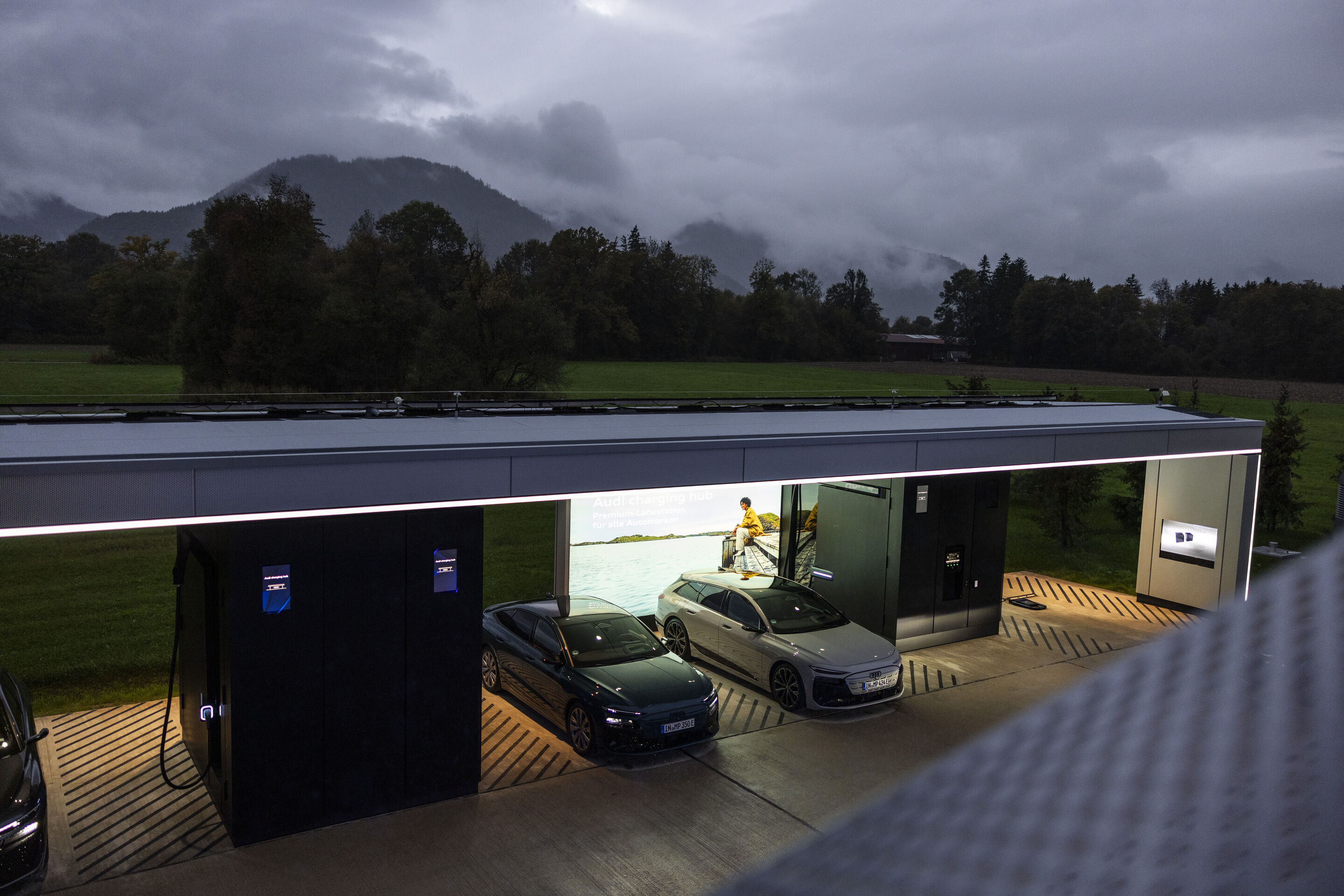 Eröffnung des Audi Charging Hub in Kiefersfelden - Schnellladen mit Alpenblick: Der neue Audi charging Hub in Kiefersfelden liegt direkt an der A93, der Hauptverbindung zwischen München, Innsbruck und Italien.