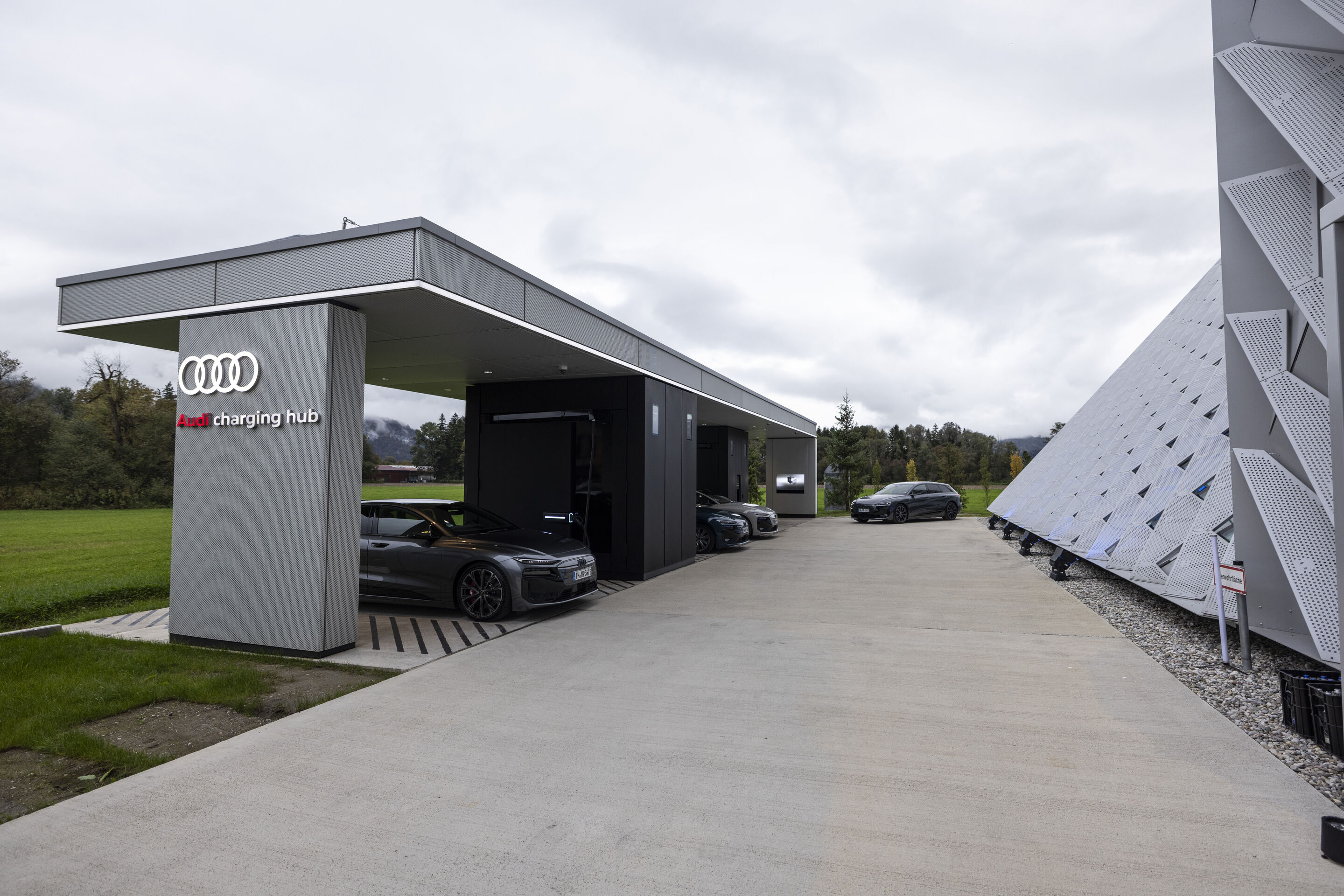 Opening of the Audi Charging Hub in Kiefersfelden - Fast charging with a view of the Alps: The new Audi charging hub in Kiefersfelden is located directly on the A93, the main connection between Munich, Innsbruck and Italy.