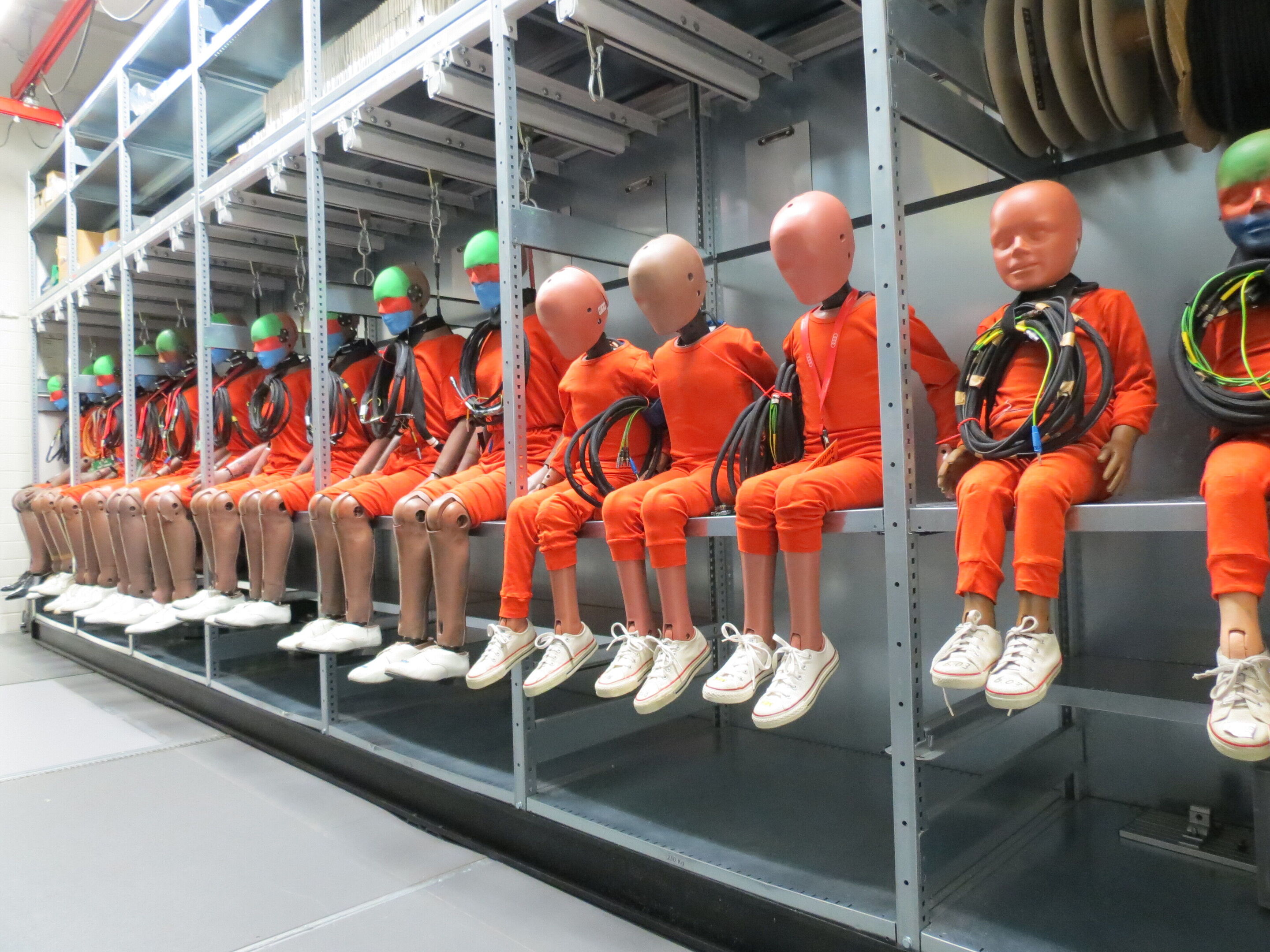Crash-Test-Dummys im Audi Fahrzeugsicherheitszentrum - Im Audi Fahrsicherheitszentrum kommen 60 verschiedene Crash-Test-Dummys zum Einsatz