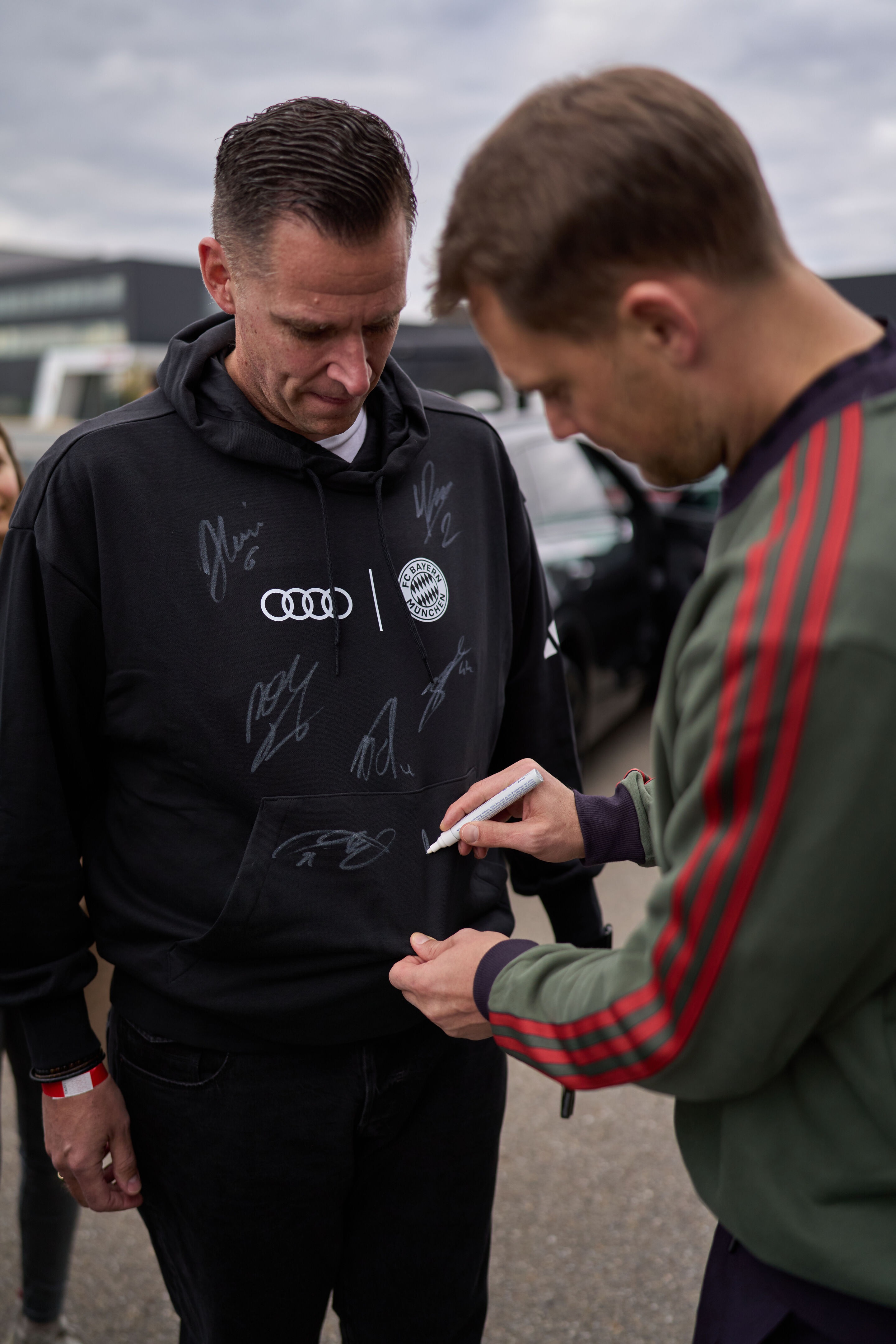 Audi hands over new company cars to FC Bayern Munich - As part of the car handover, the Bayern stars such as Manuel Neuer also took time to sign autographs for the Audi employees.