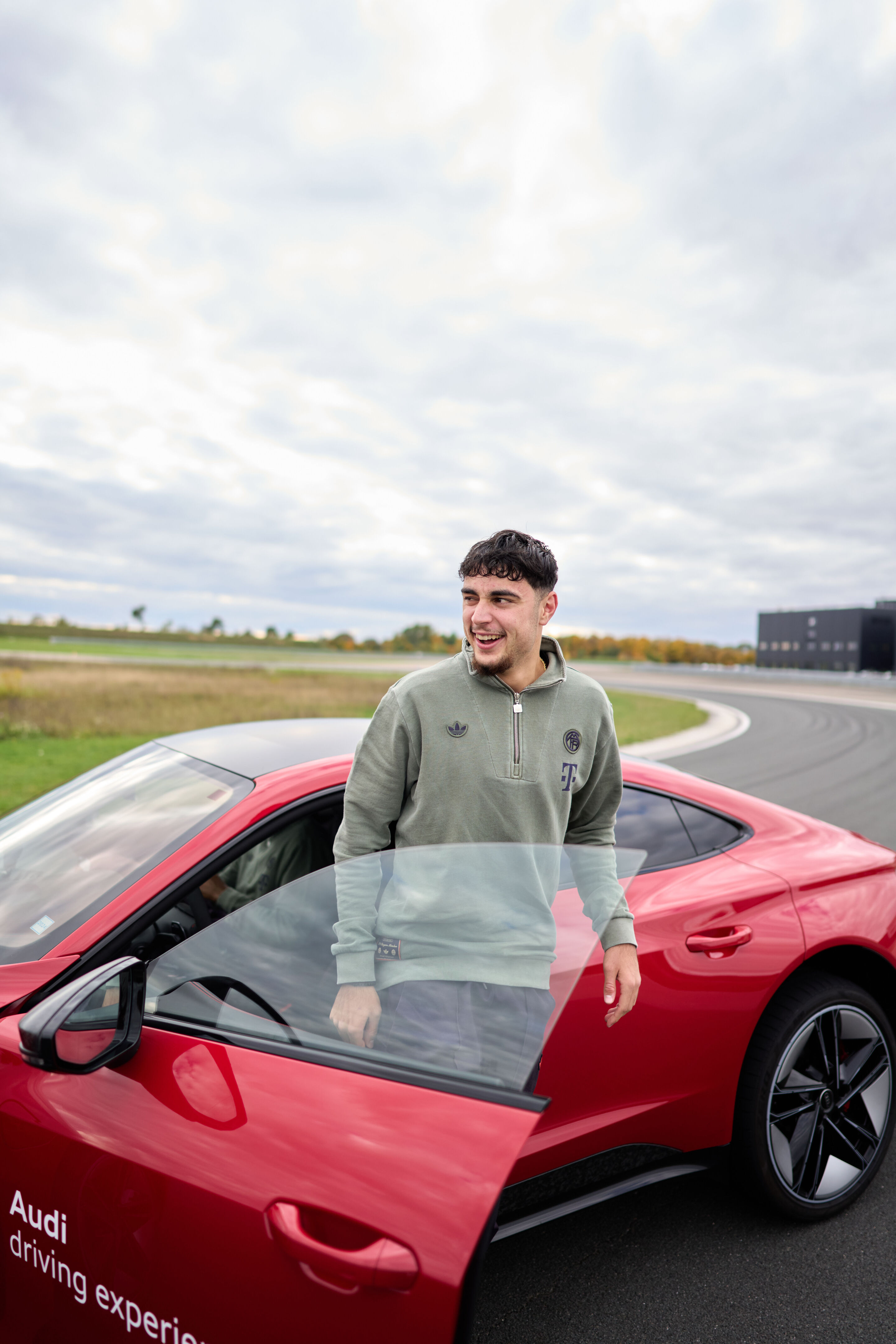 Audi hands over new company cars to FC Bayern Munich - Aleksandar Pavlović is looking forward to his test drive in the Audi RS e-tron GT performance.